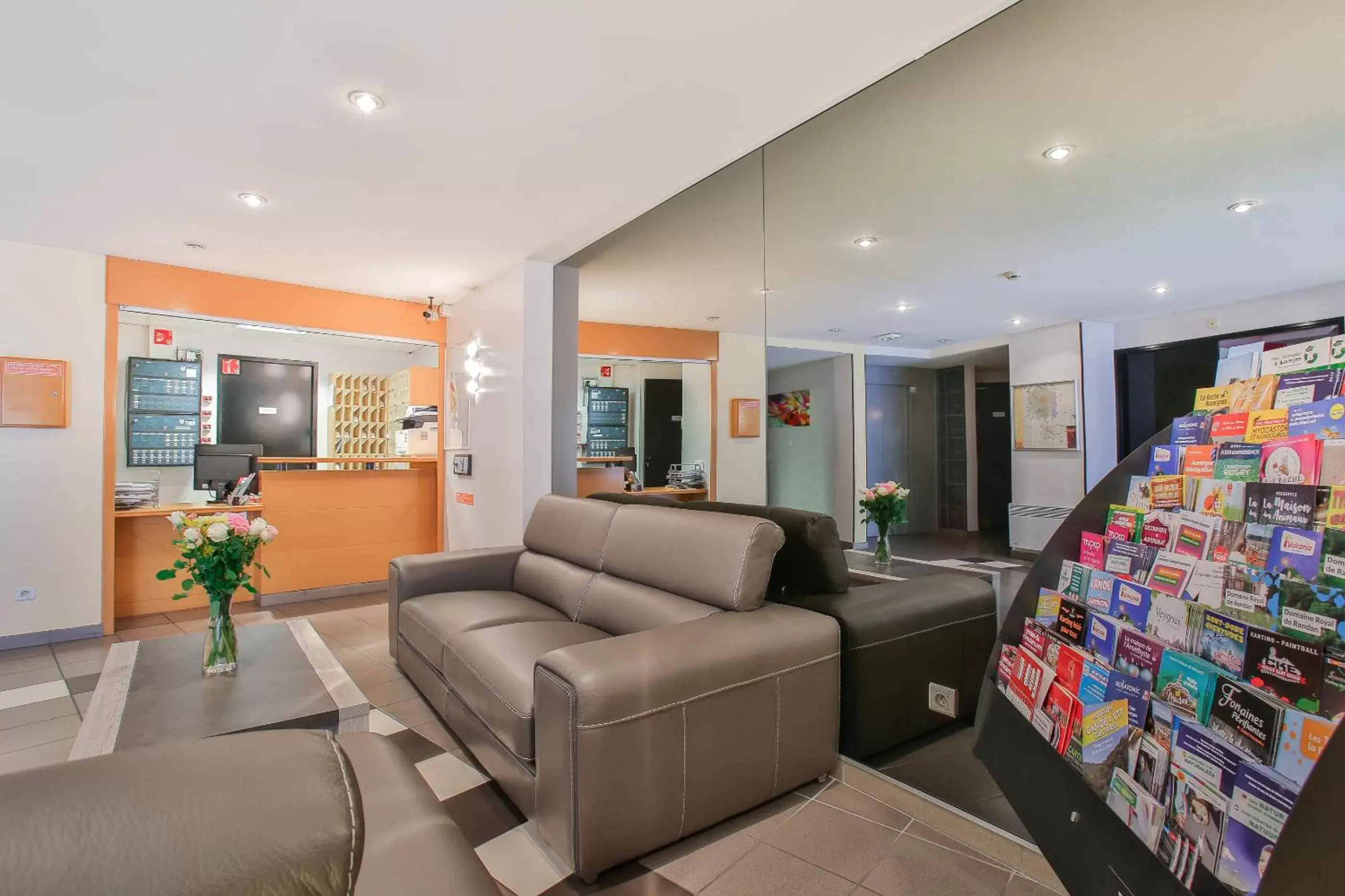 Lobby or reception in The Originals Residence Appart'Hôtel Lauréades Clermont-Ferrand Centre Jaude Lobby or reception in The Originals Residence Appart'Hôtel Lauréades Clermont-Ferrand Centre Jaude