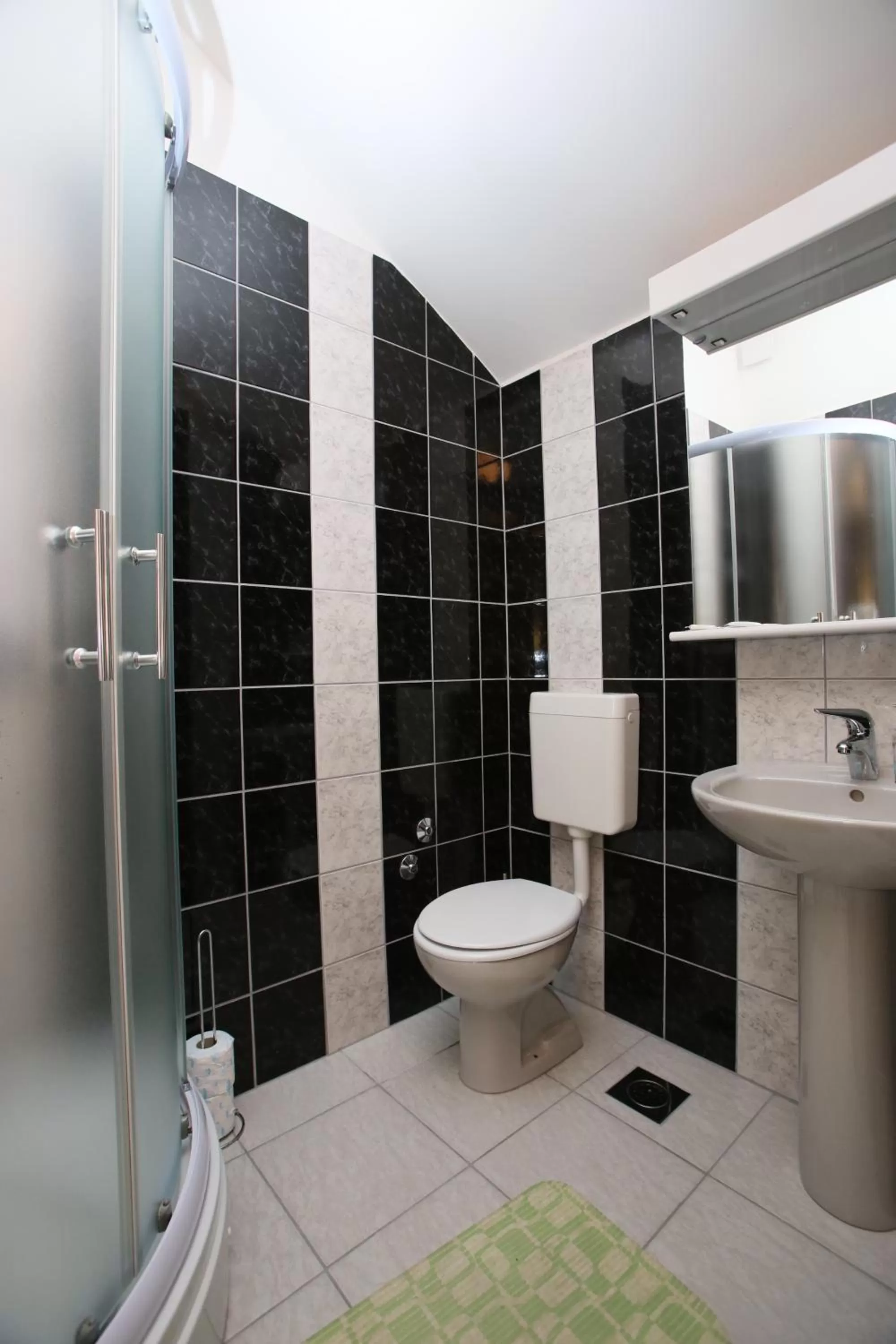 Shower in Motel Maks