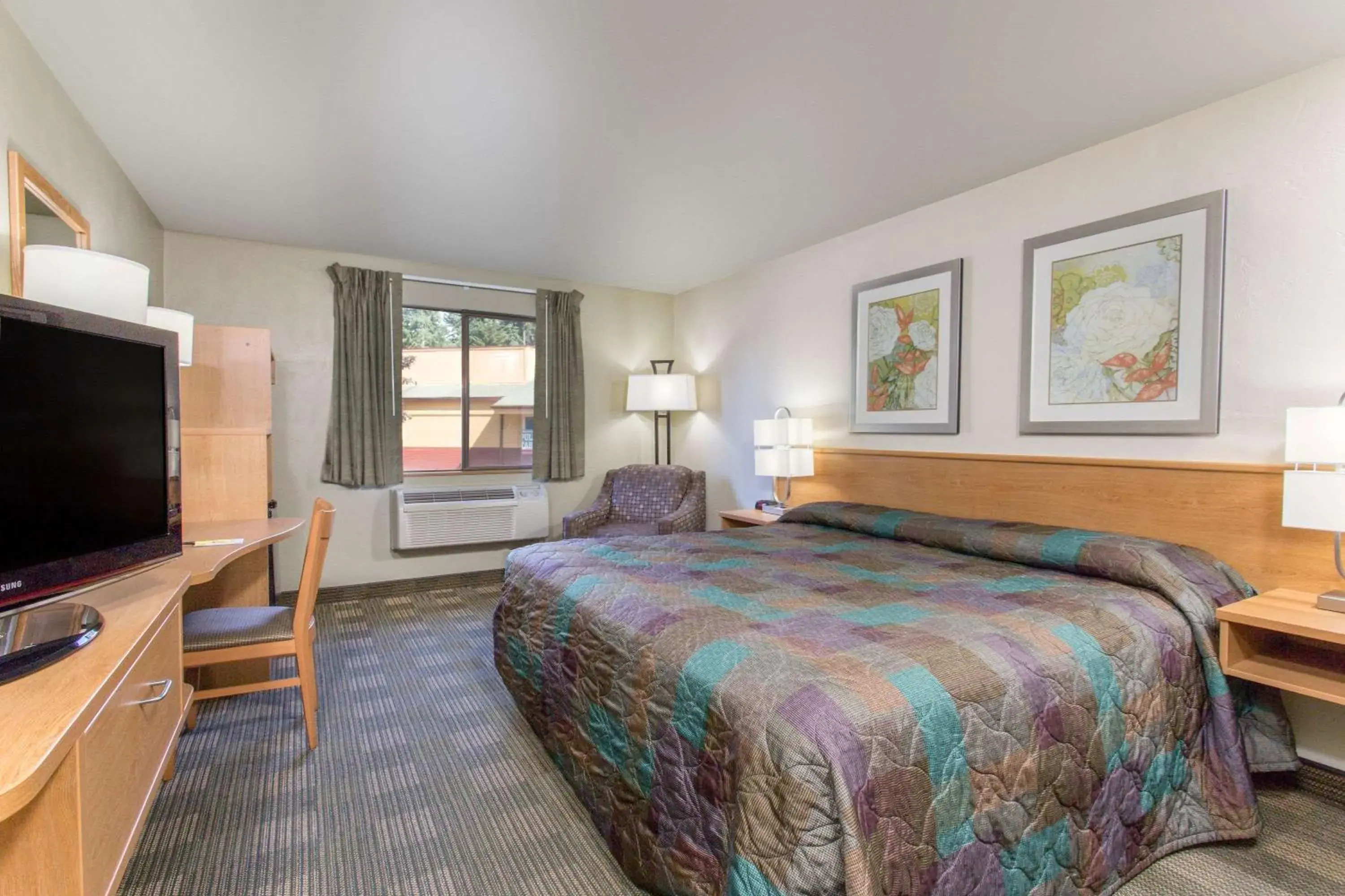 Photo of the whole room, Bed in Super 8 by Wyndham Lacey Olympia Area