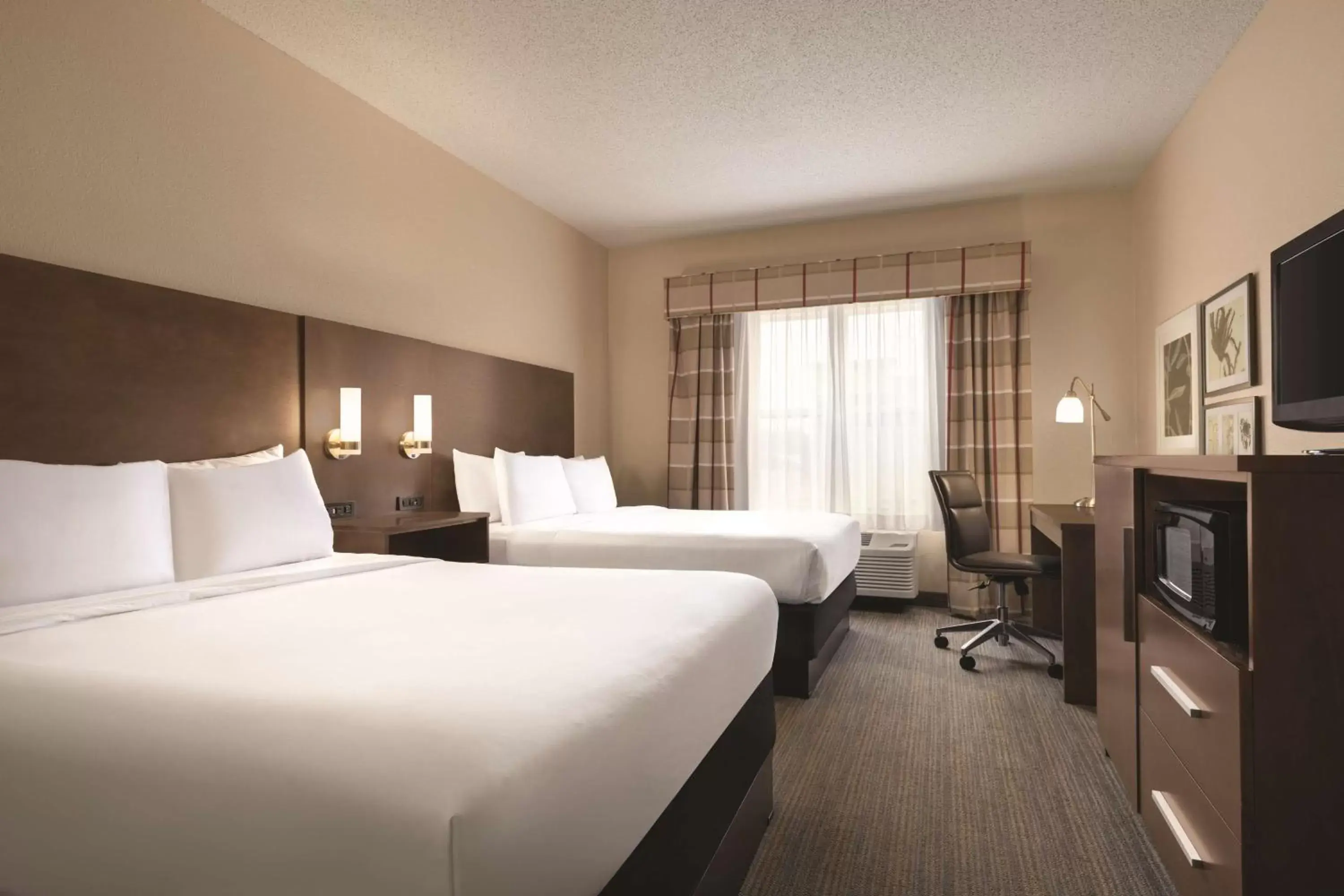 Photo of the whole room, Bed in Country Inn & Suites by Radisson, Forest Lake, MN