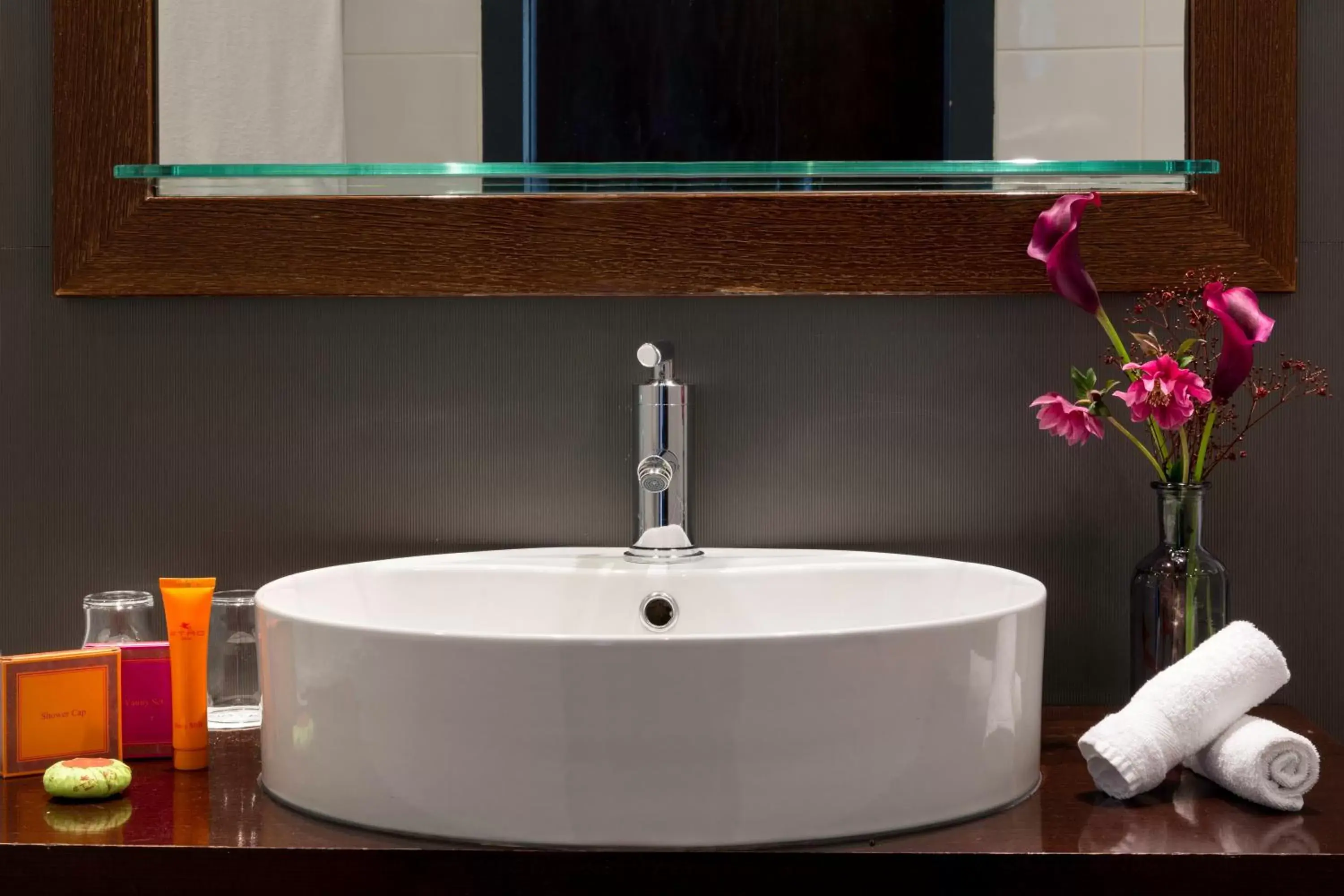 Bathroom in Auteuil Manotel