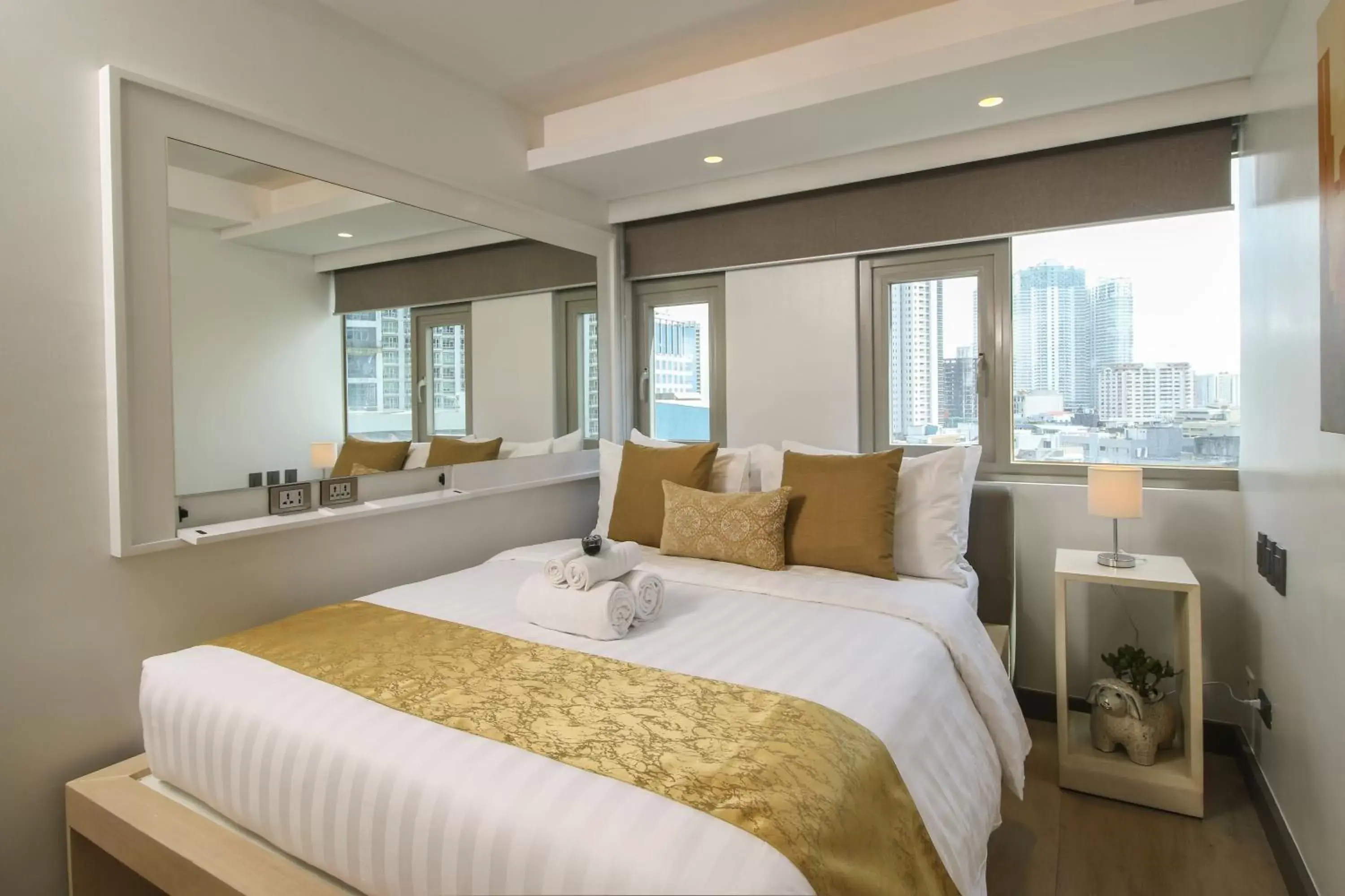 Bed in The Mini Suites - Eton Tower Makati