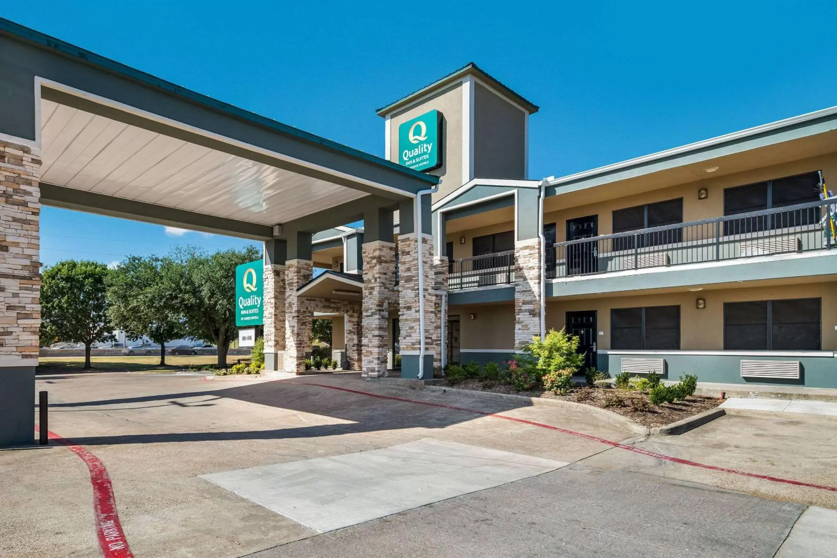 Property building in Quality Inn & Suites Garland - East Dallas Property building in Quality Inn & Suites Garland - East Dallas