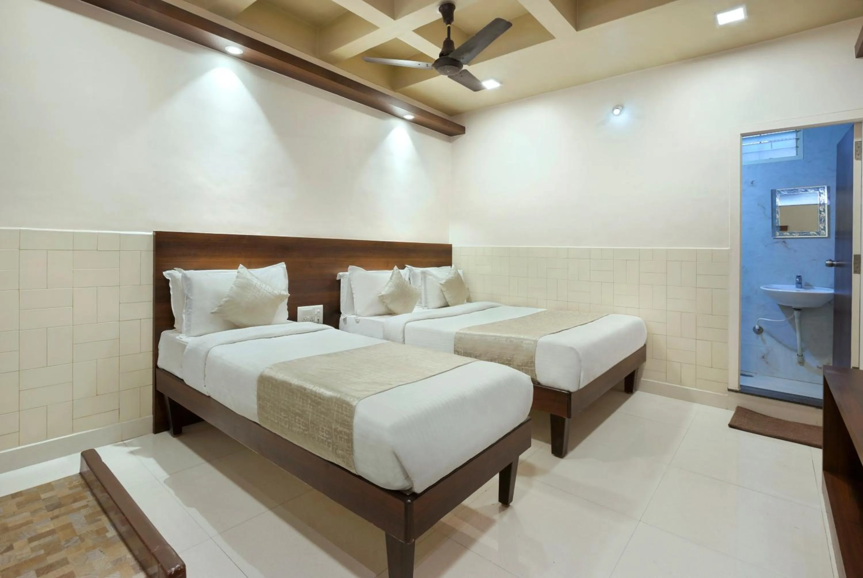 Bedroom, Bed in Mannars Deluxe Lodge