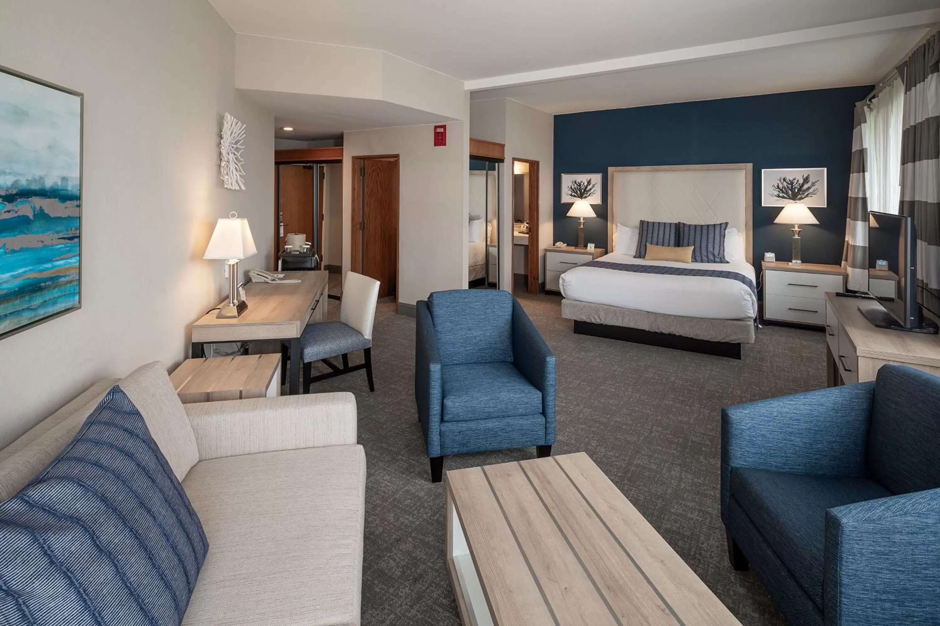 Living room, Bed in Bay Club Hotel and Marina