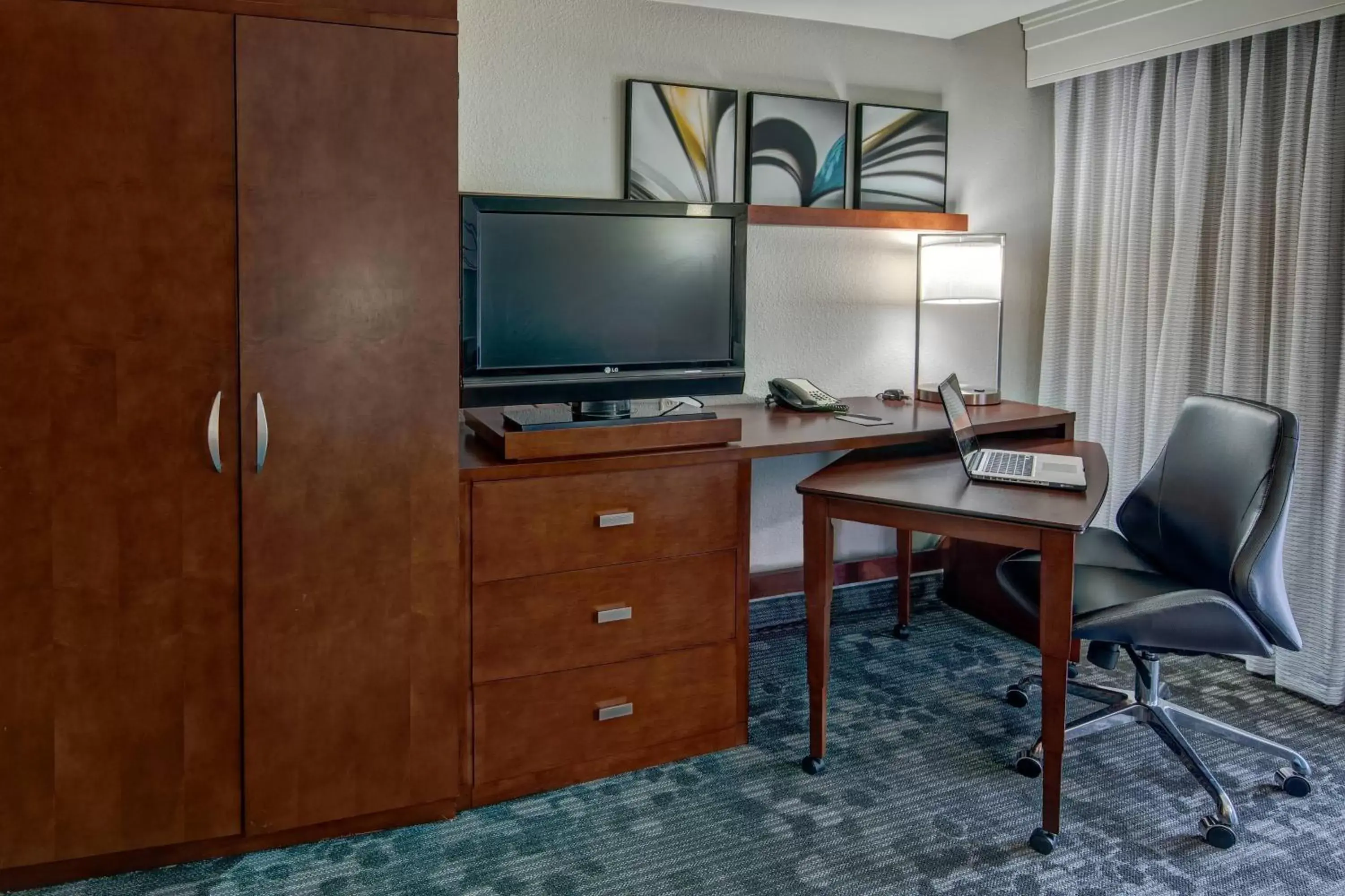 Photo of the whole room, TV/Entertainment Center in Courtyard by Marriott Troy