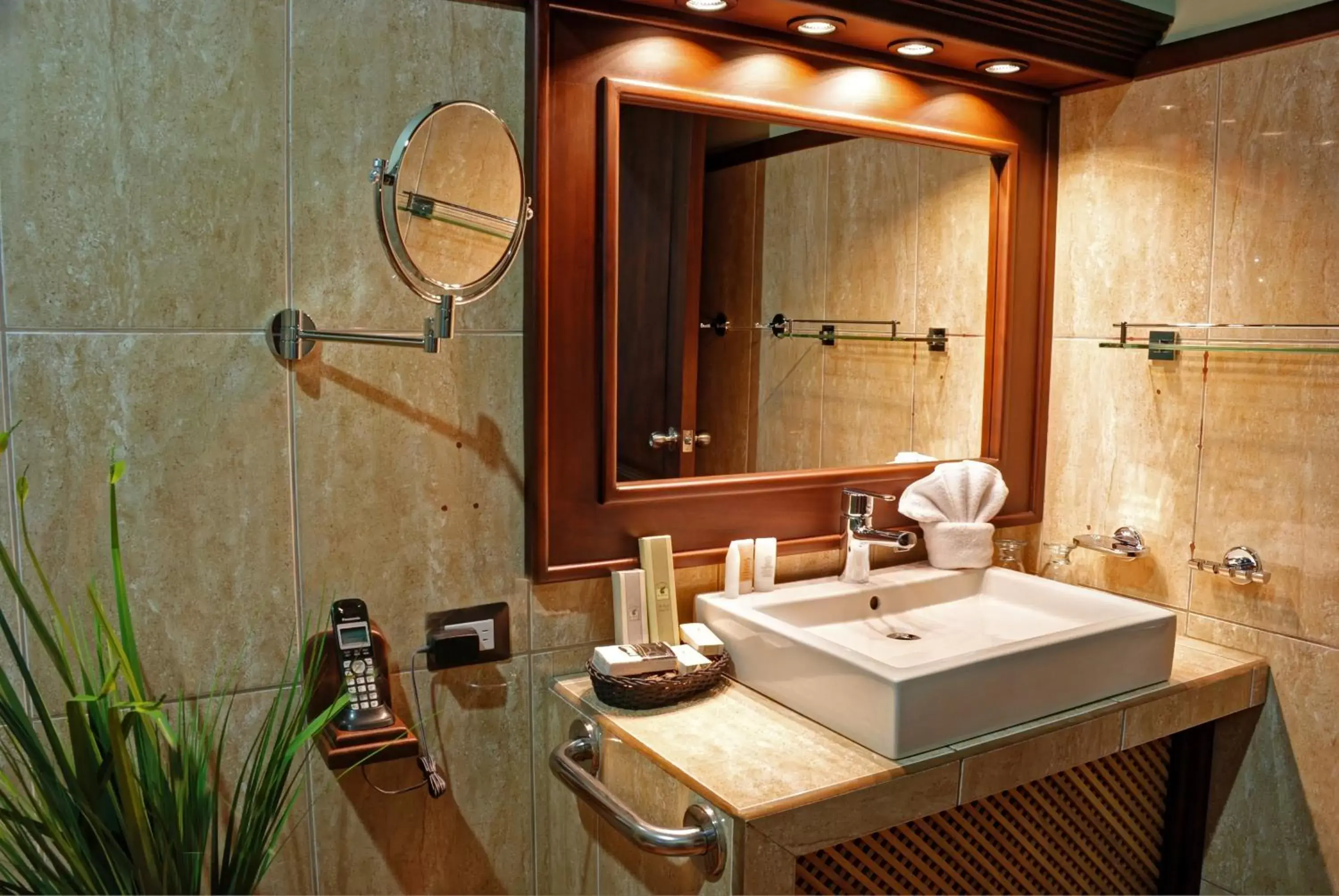 Bathroom in Volcano Lodge, Hotel & Thermal Experience