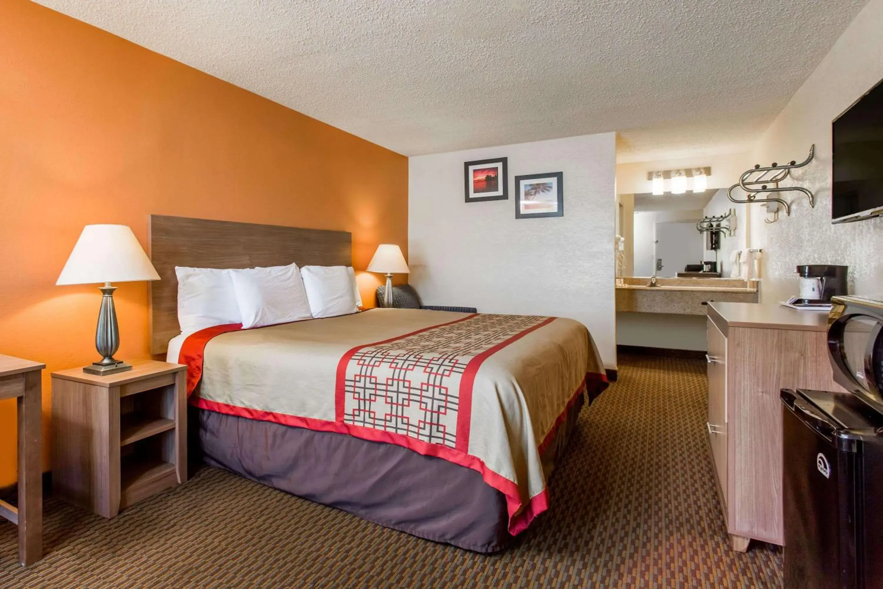 Photo of the whole room, Bed in Days Inn by Wyndham Norfolk Airport