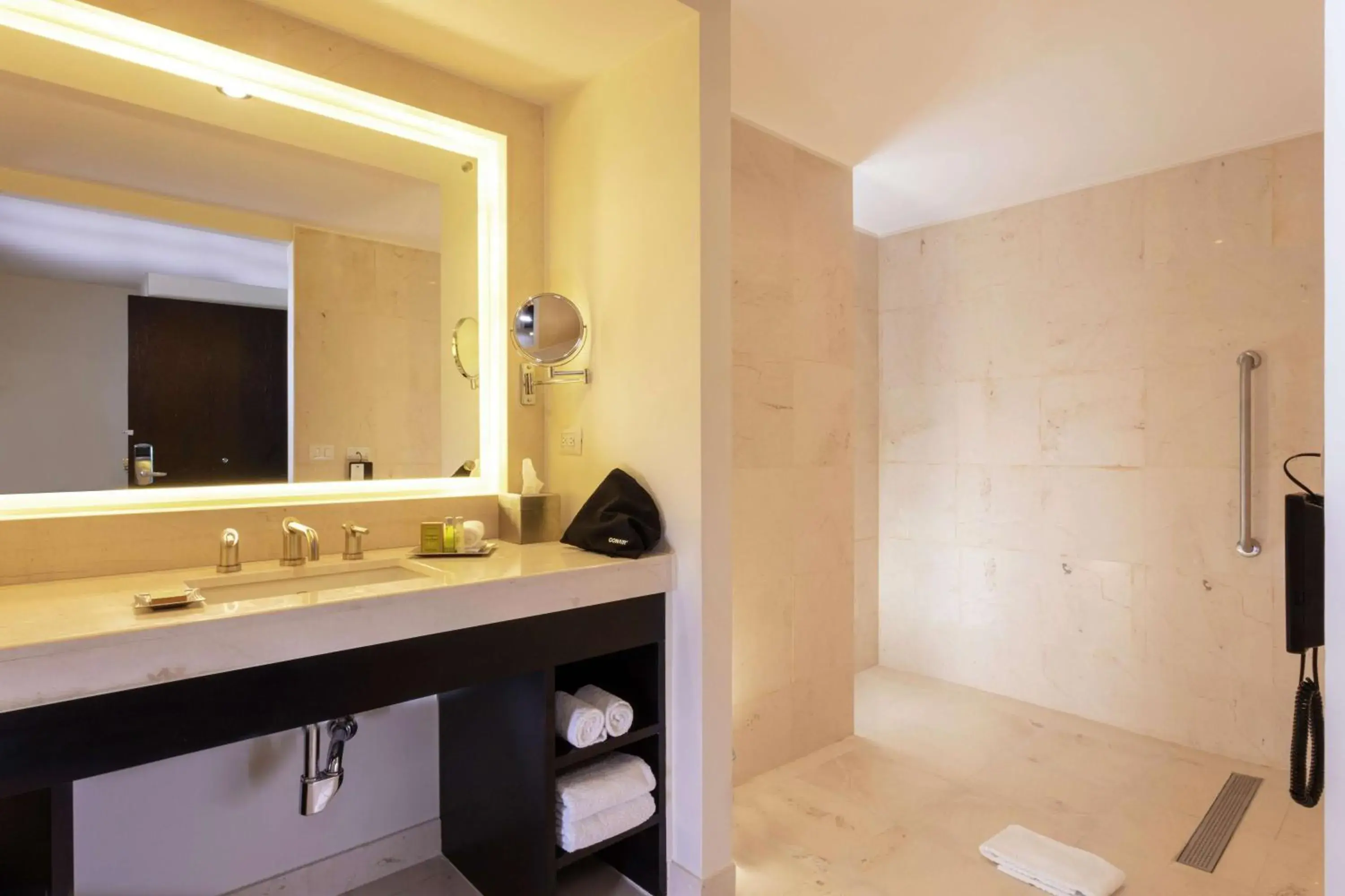 Bathroom in DoubleTree by Hilton Toluca