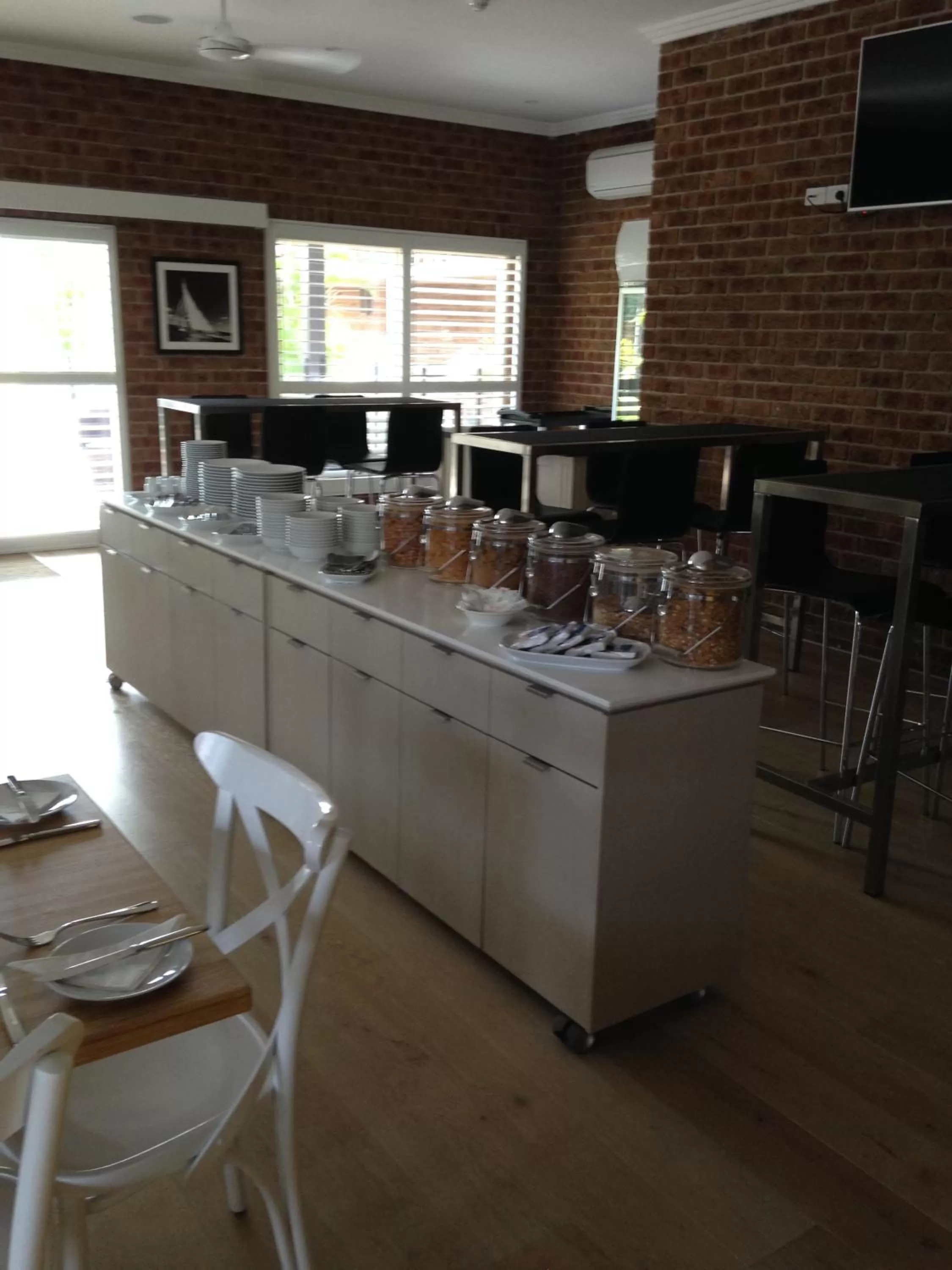 Restaurant/places to eat in Francis Phillip Motor Inn and The Lodge