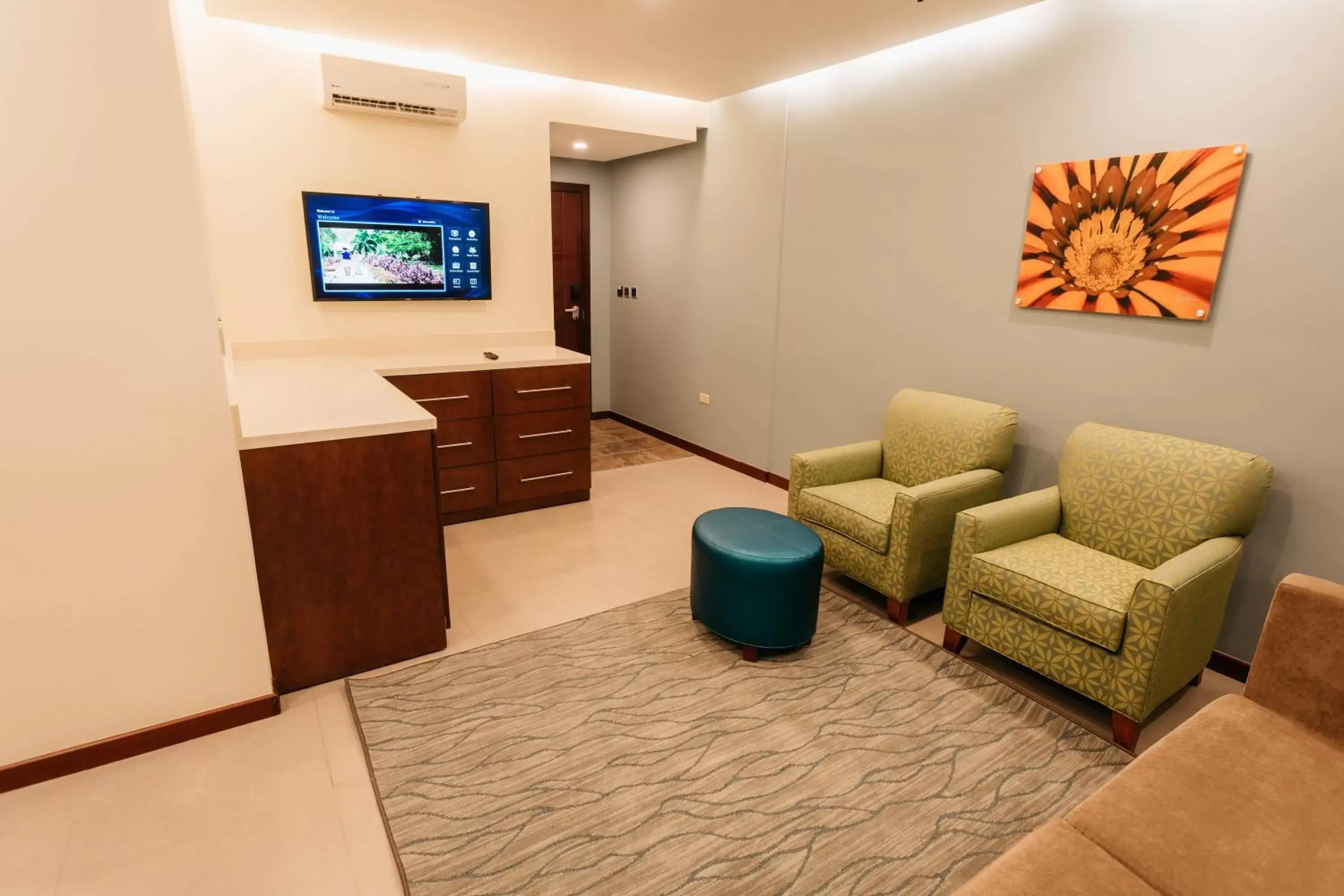 Living room, Seating Area in Surfrider Resort Hotel