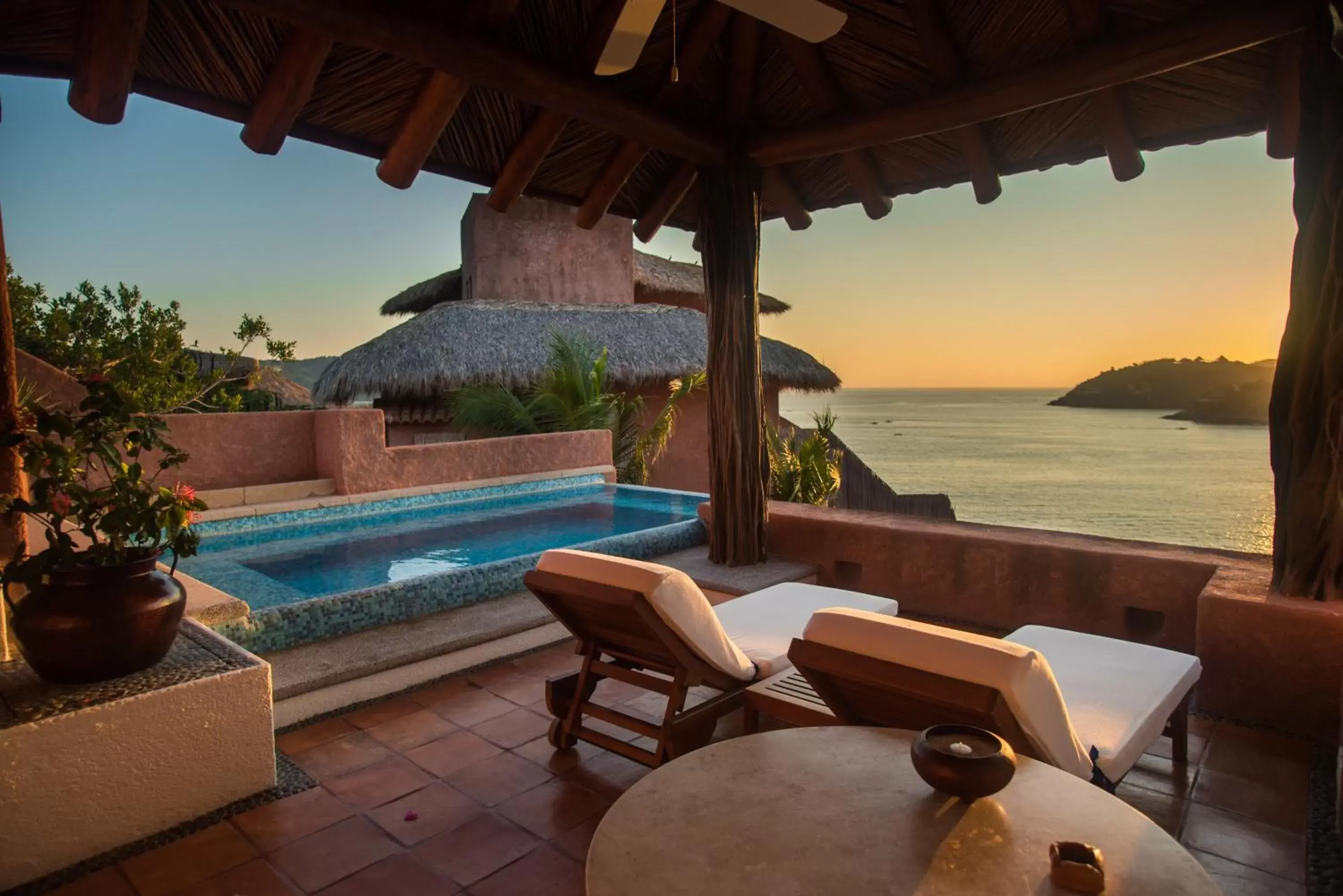 Balcony/Terrace, Swimming Pool in La Casa Que Canta