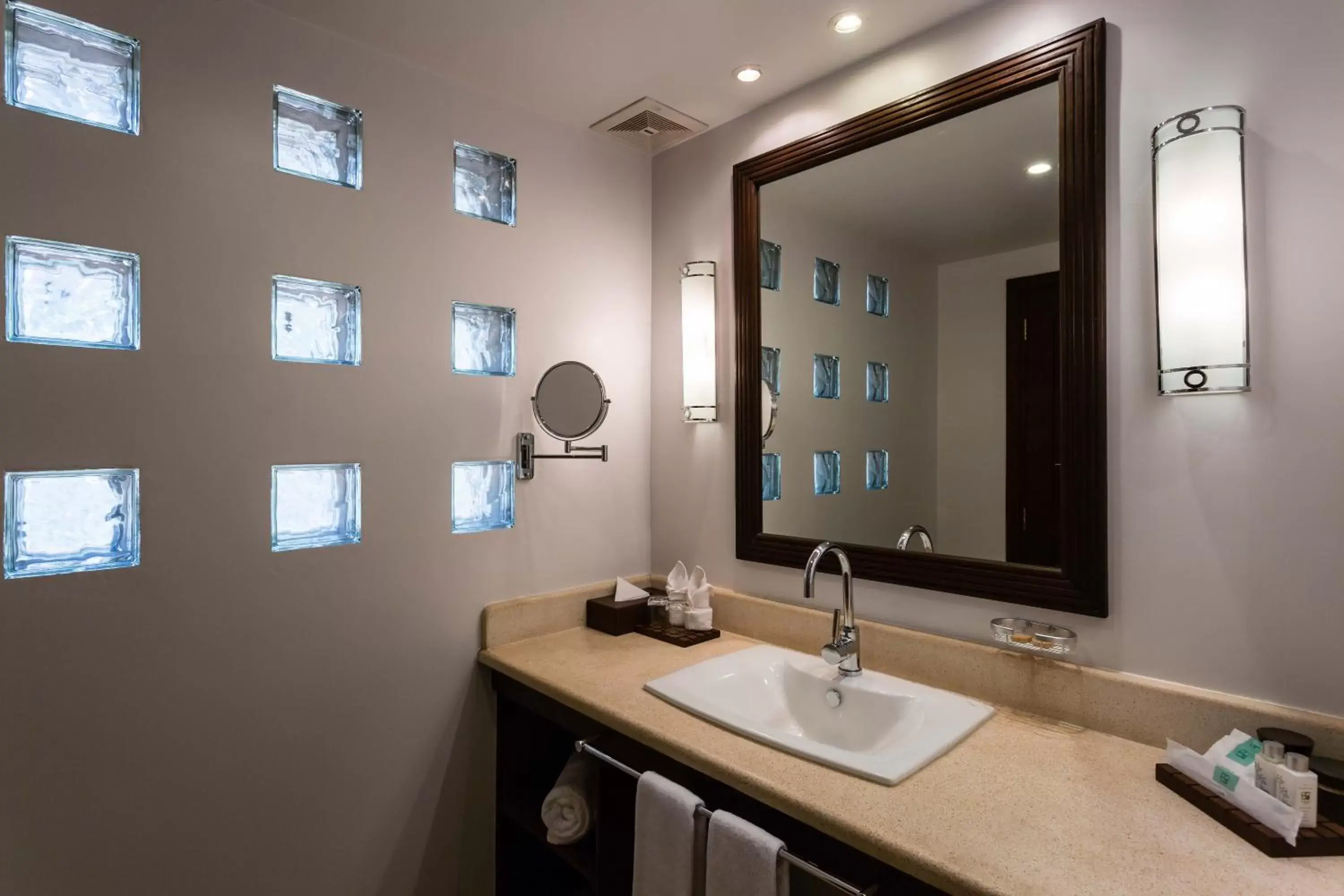 Bathroom in Heritage Suites Hotel