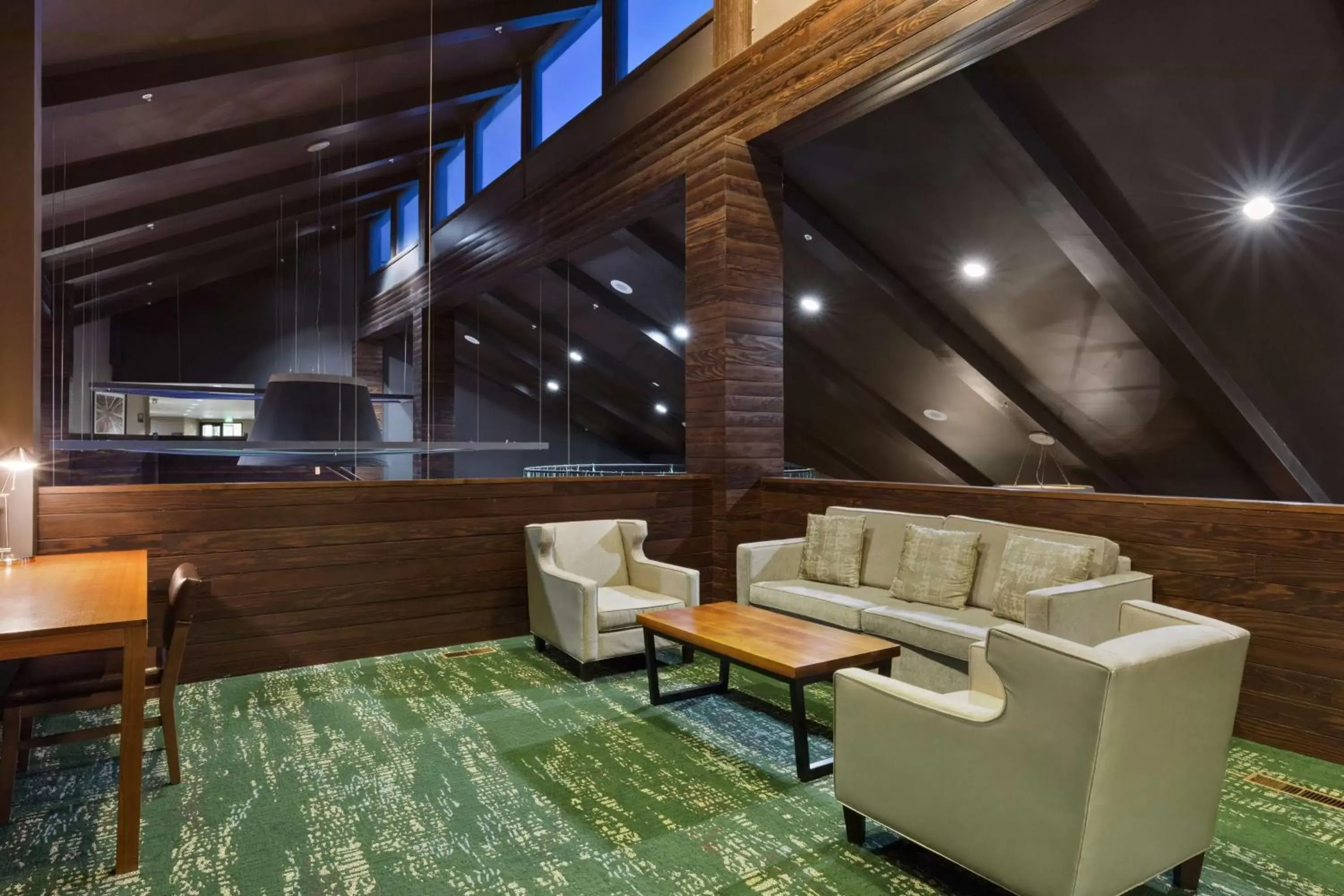 Lobby or reception, Seating Area in DoubleTree by Hilton Park City - The Yarrow
