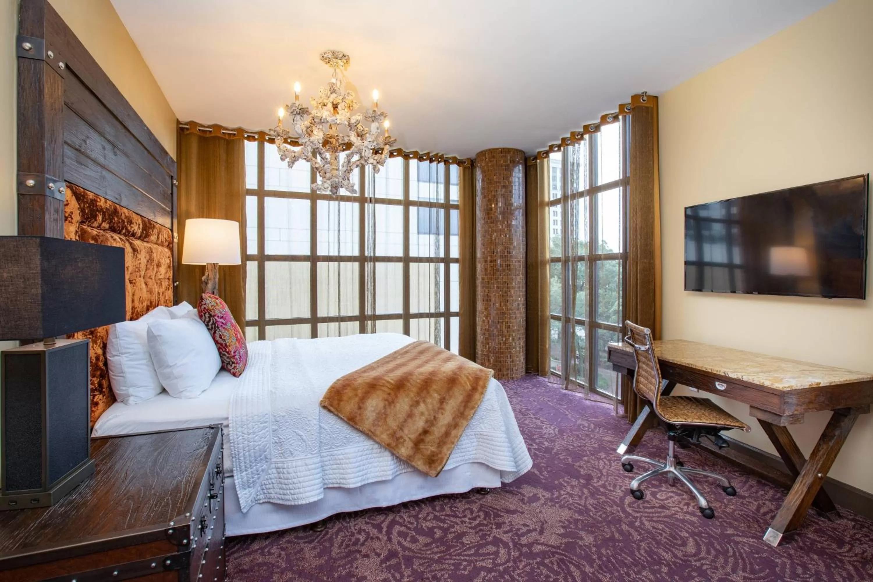 Photo of the whole room, Bed in The Bohemian Hotel Savannah Riverfront, Autograph Collection
