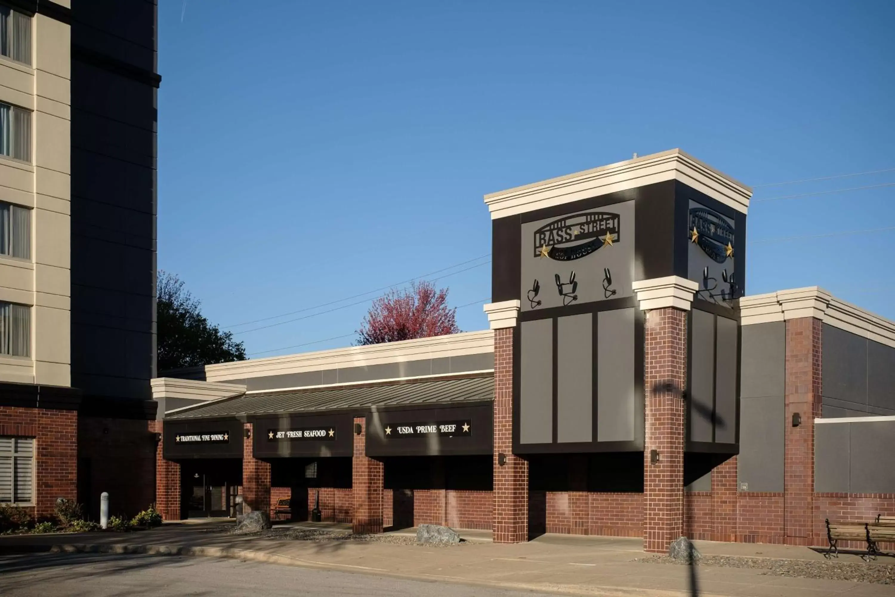 Restaurant/places to eat, Property Building in Wyndham Moline on John Deere Commons