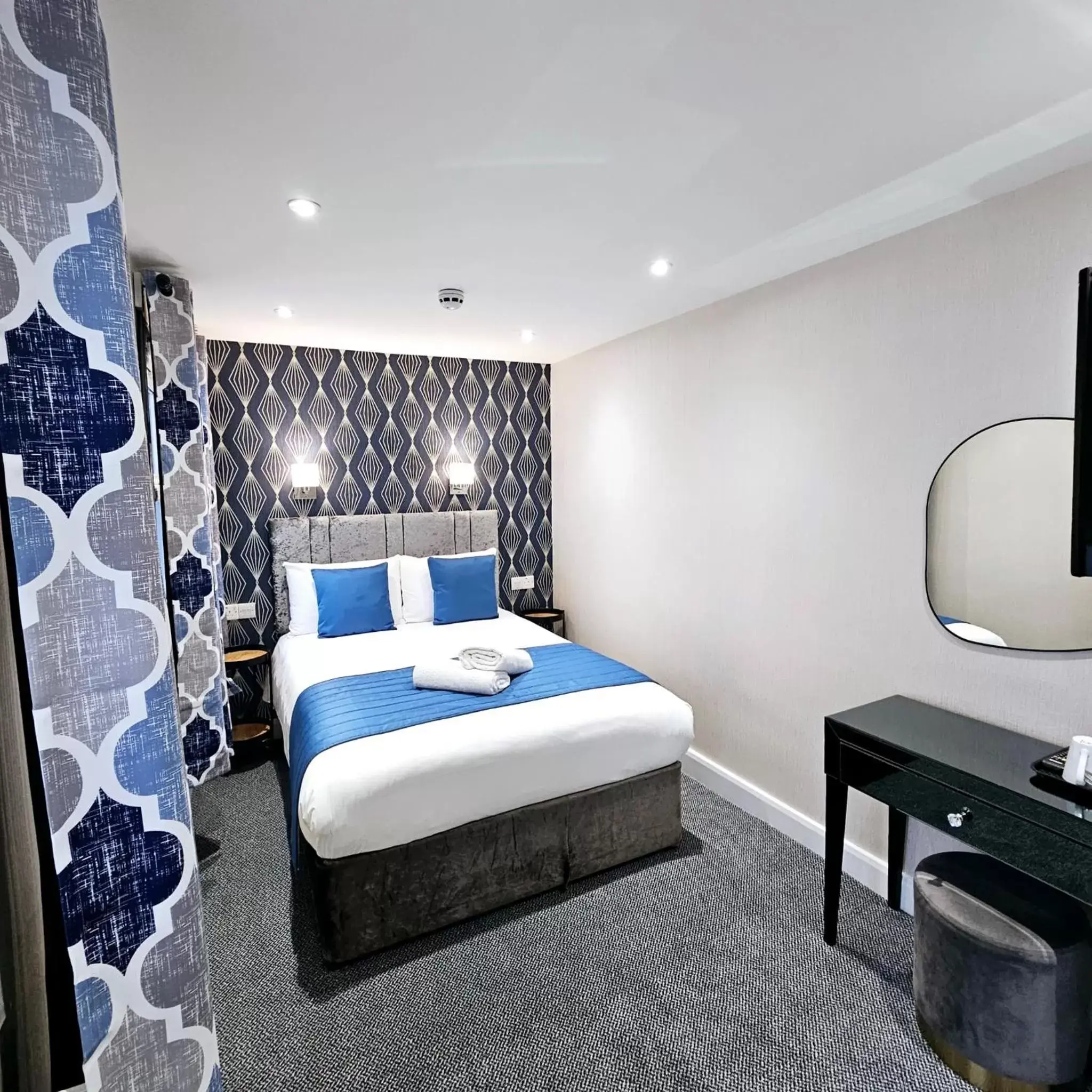 Bedroom, Bed in Mentone Hotel
