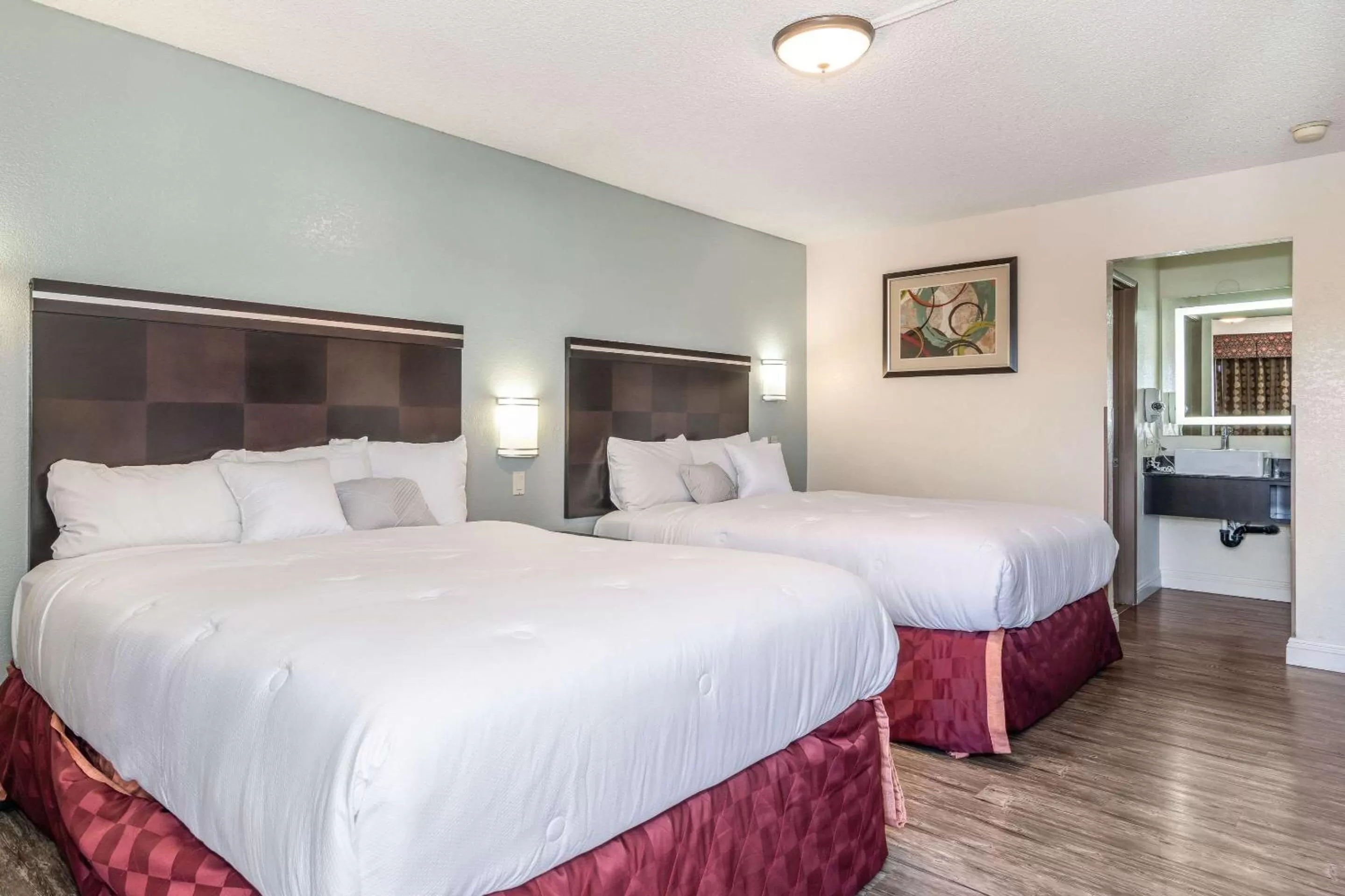 Photo of the whole room, Bed in Rodeway Inn On Historic Route 66