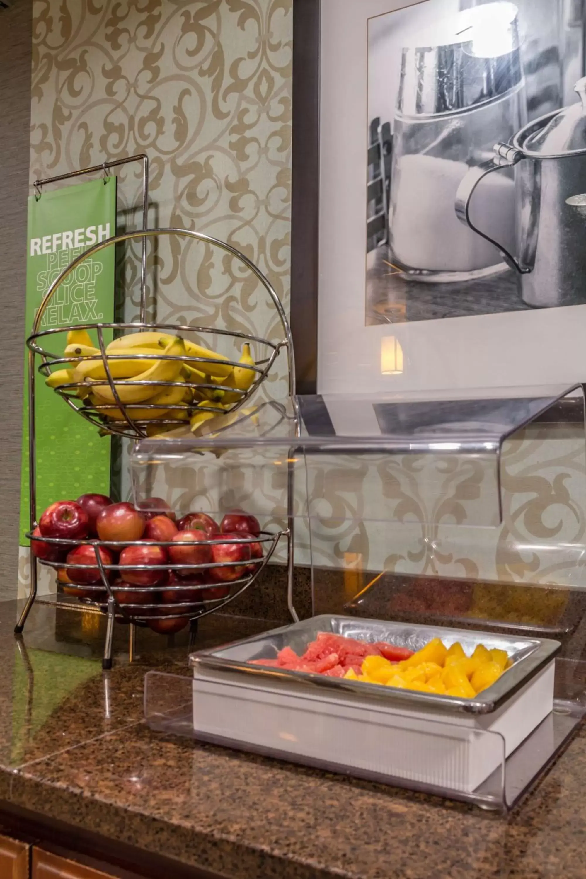 Dining area, Food in Hampton Inn Winchester-University/ Mall