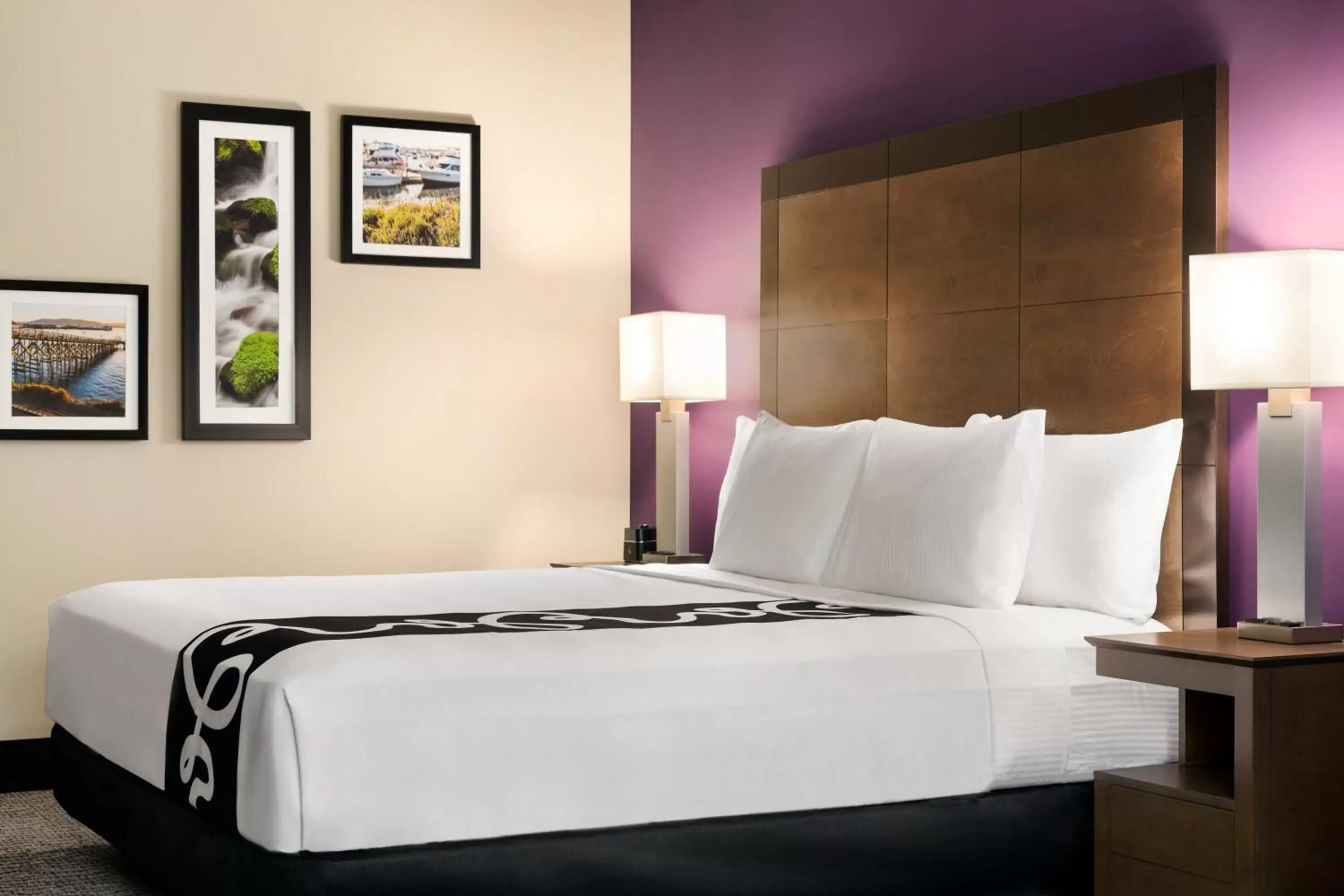 Bedroom, Bed in La Quinta Inn & Suites by Wyndham Burlington