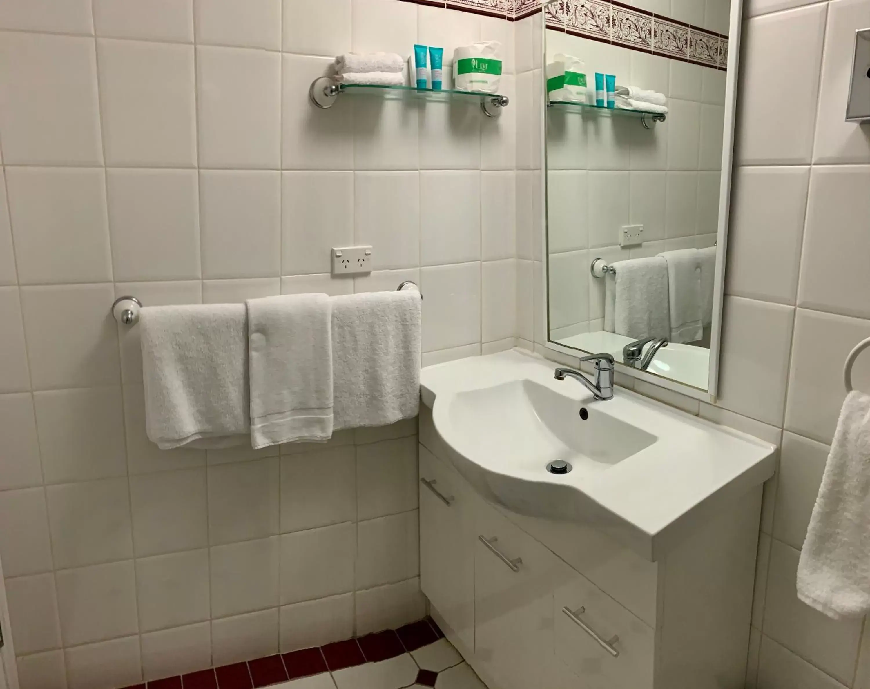 Bathroom in Ensenada Motor Inn and Suites