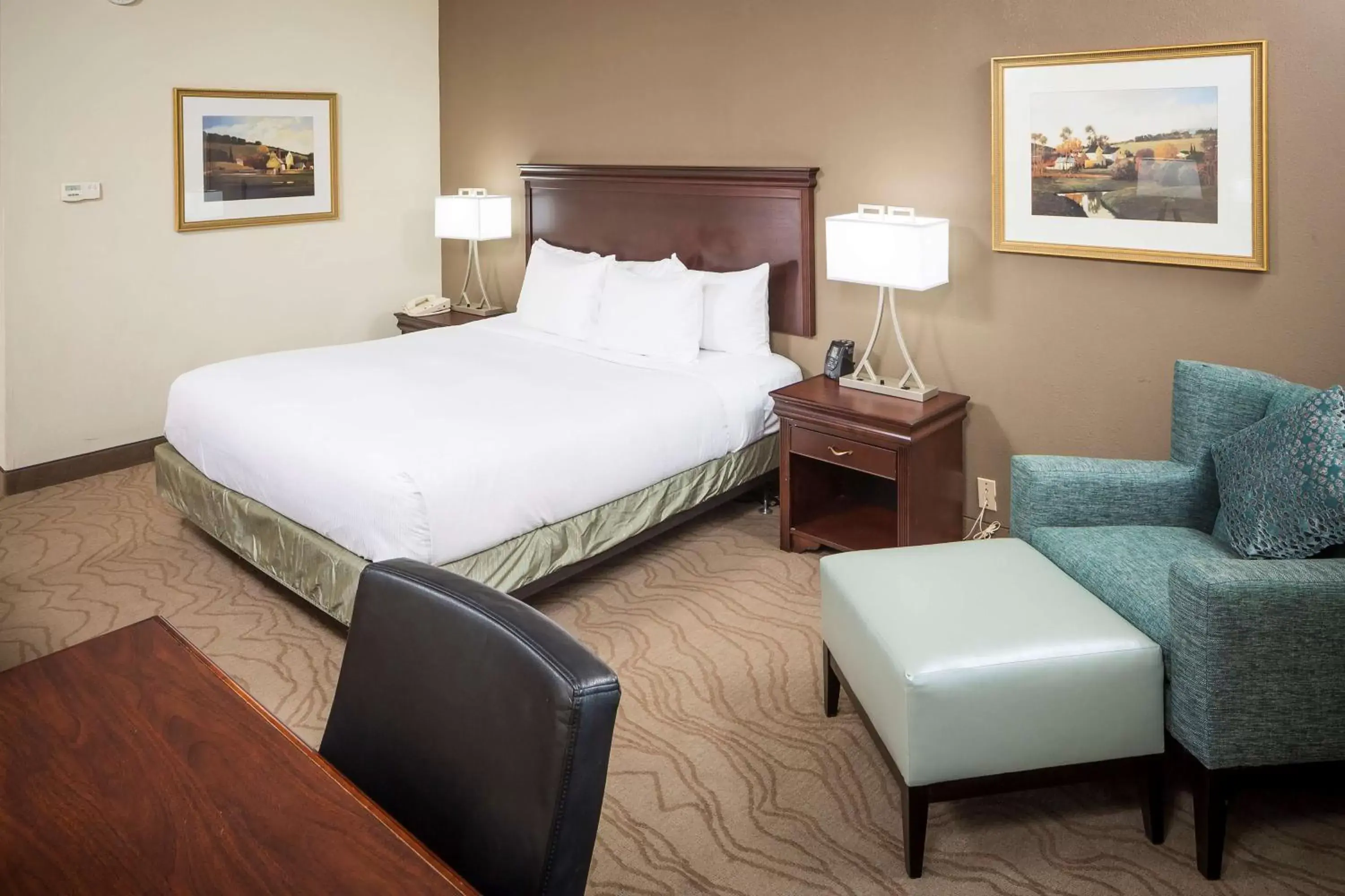 Bedroom, Bed in DoubleTree by Hilton Boston-Milford
