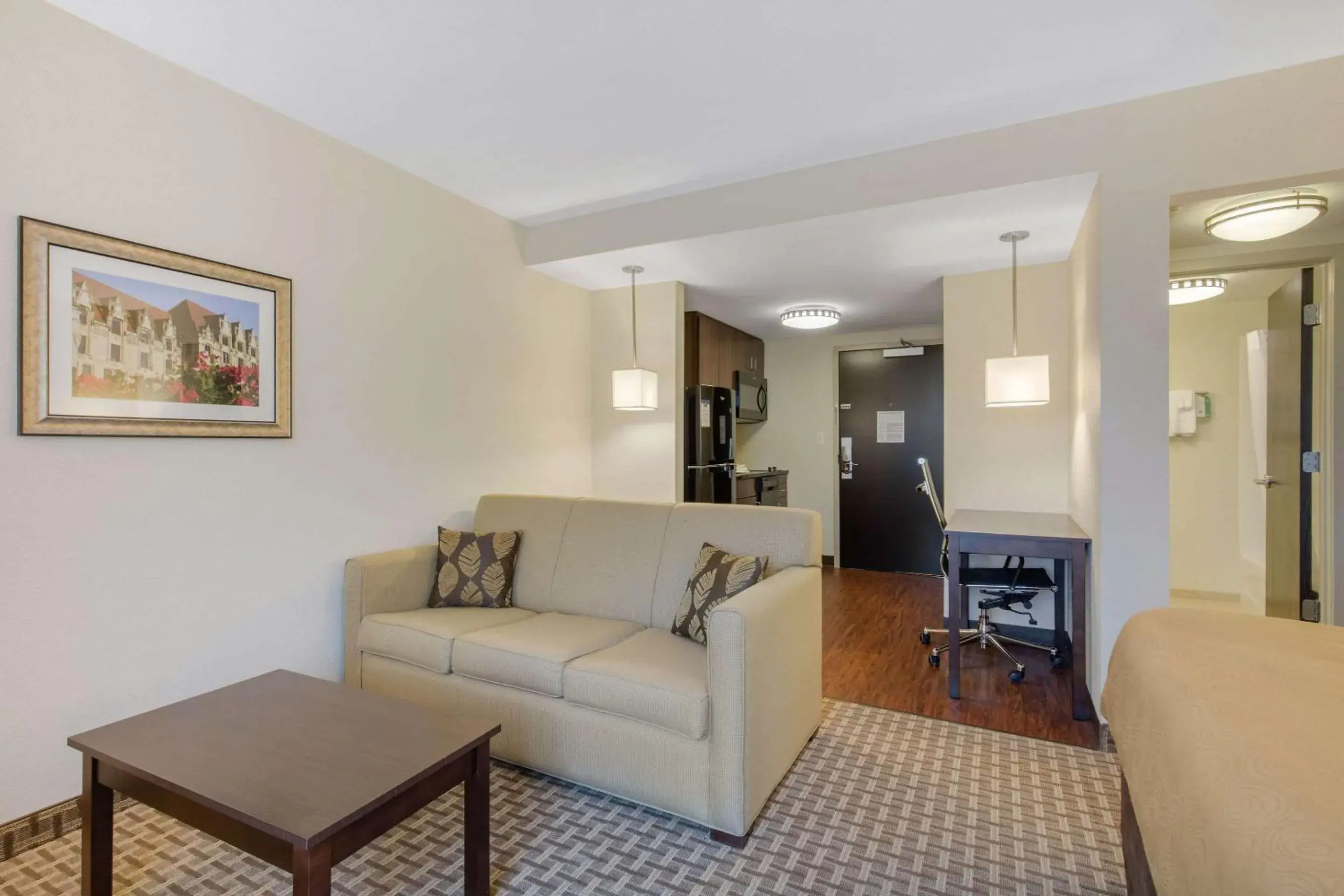 Living room, Seating Area in MainStay Suites St. Louis - Airport