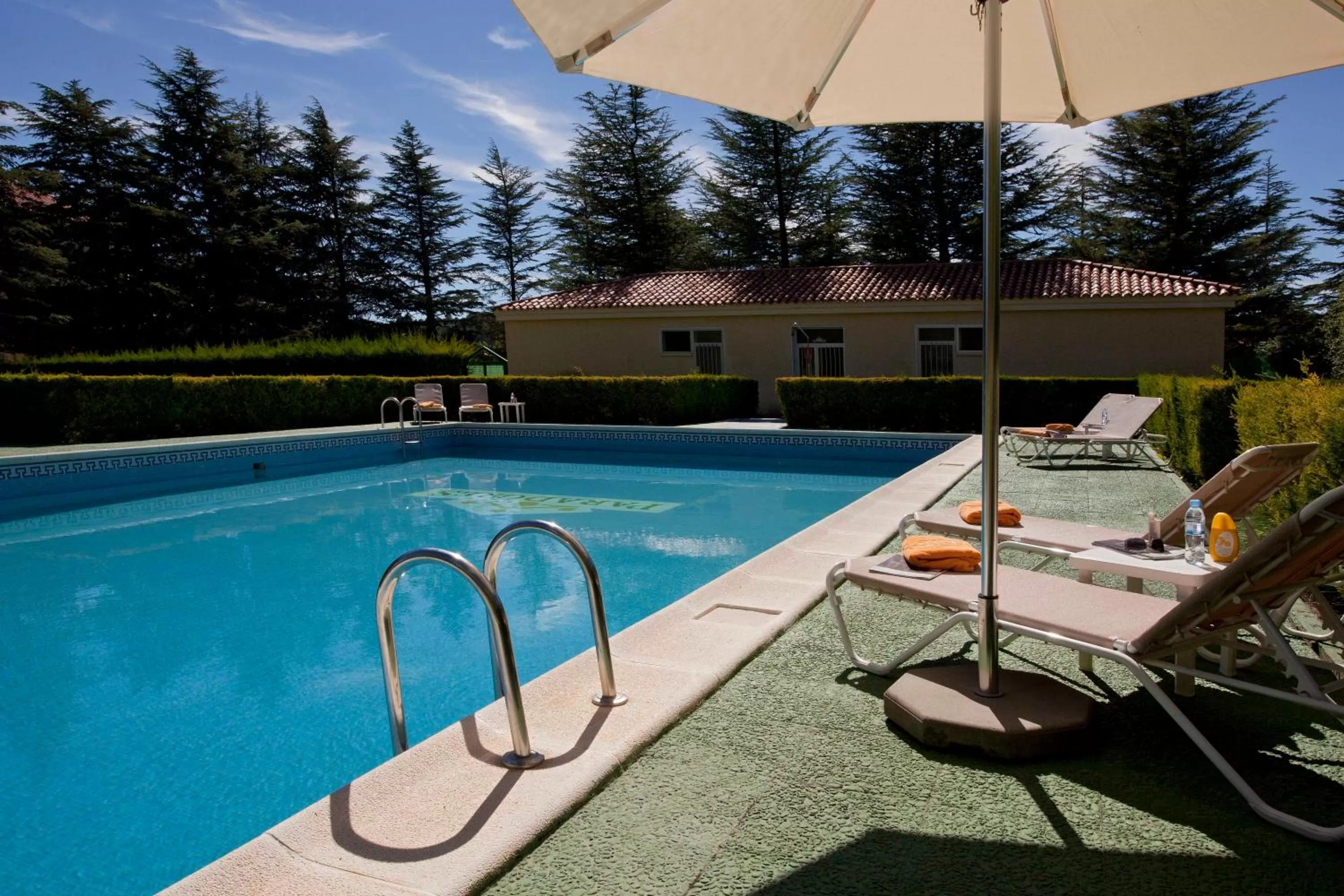 Swimming pool in Parador de Teruel