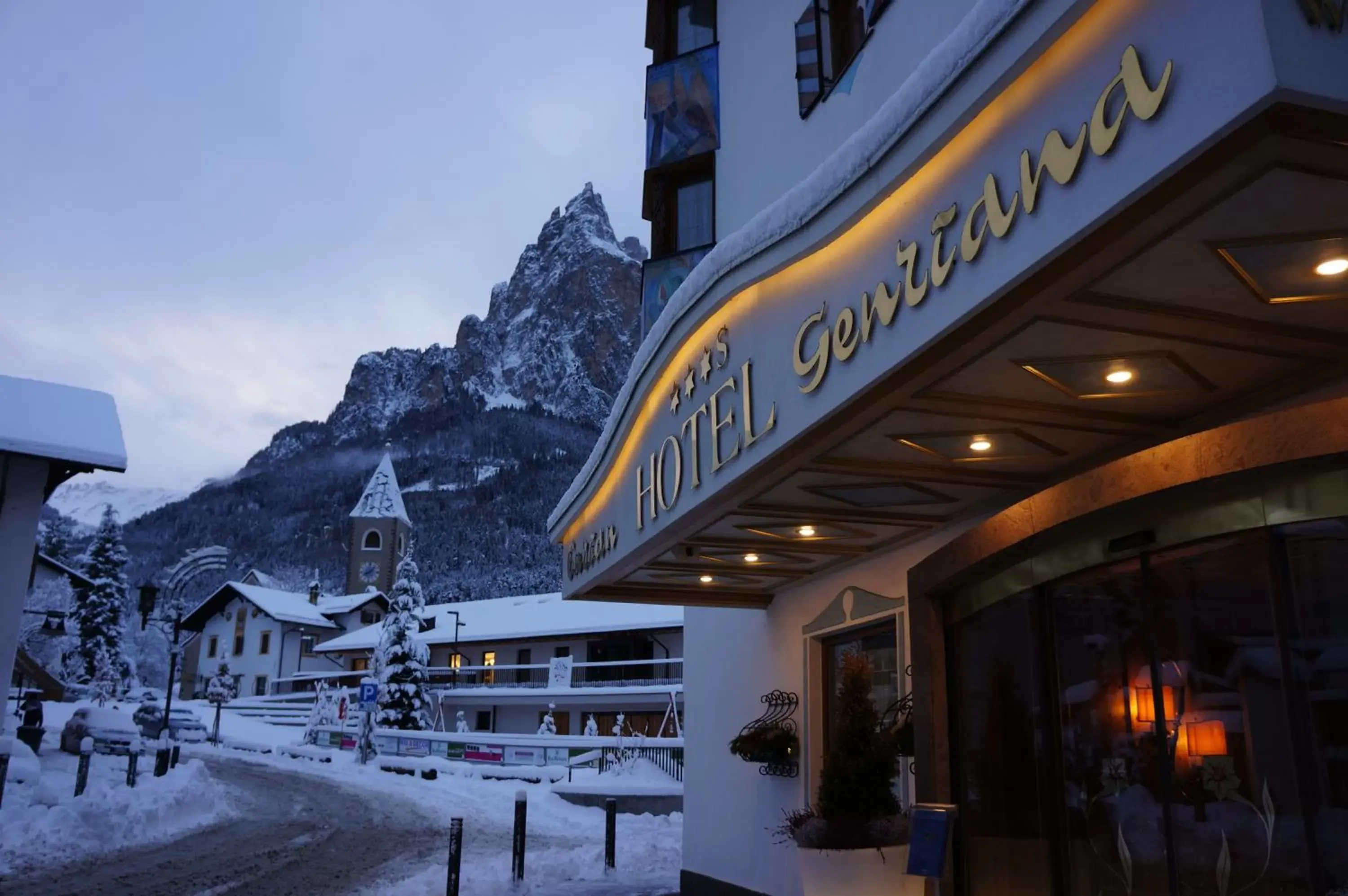 Facade/entrance, Winter in Hotel Enzian Genziana