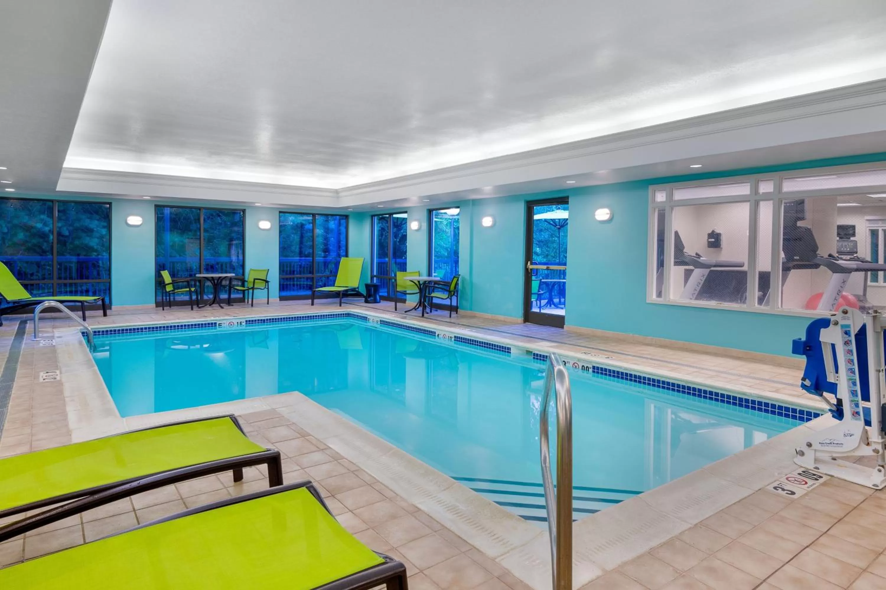 Swimming pool in SpringHill Suites Asheville