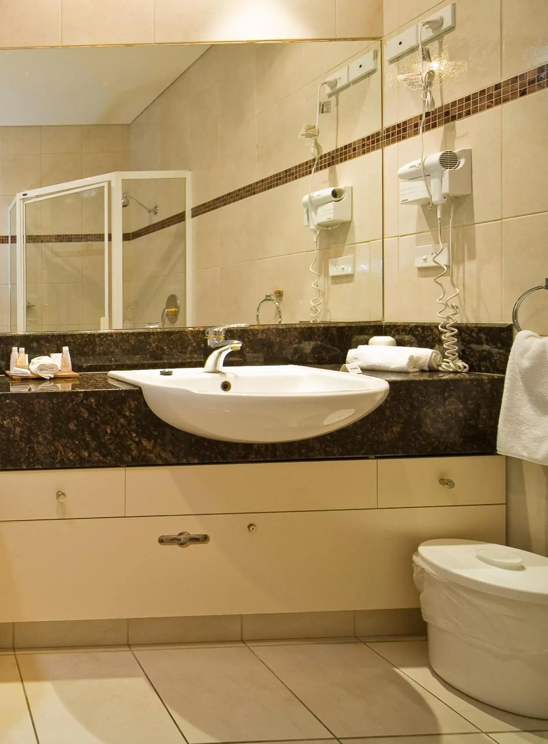 Bathroom in Quality Hotel Parklake Shepparton