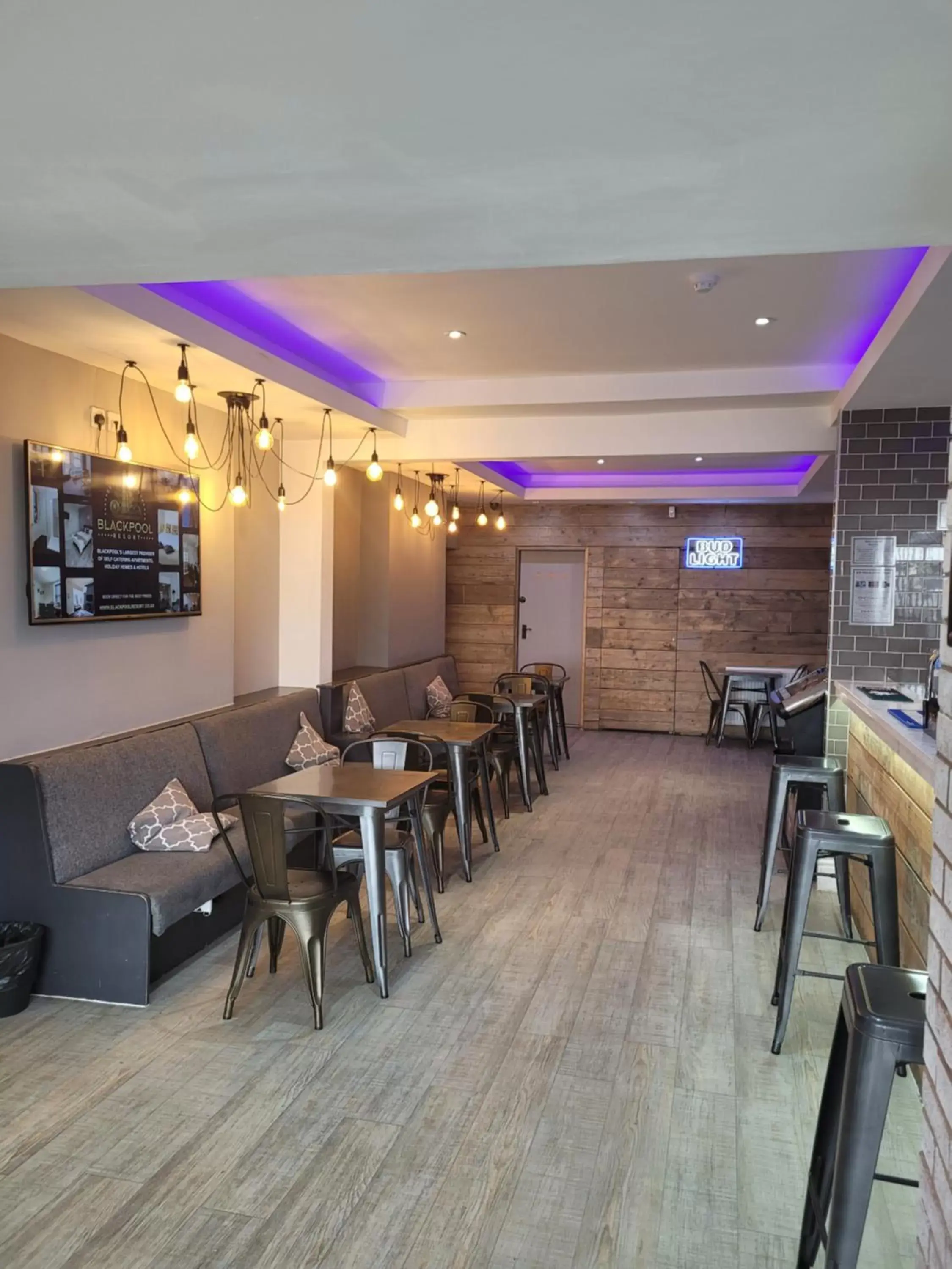 Lounge or bar, Restaurant/Places to Eat in Blackpool Resort Hotel