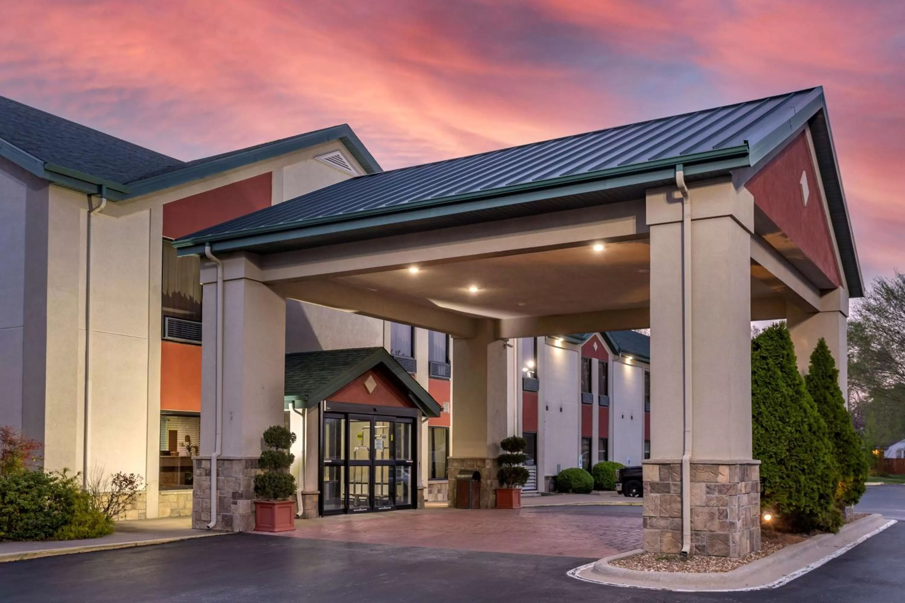 Property building in Best Western Plus Springfield Airport Inn