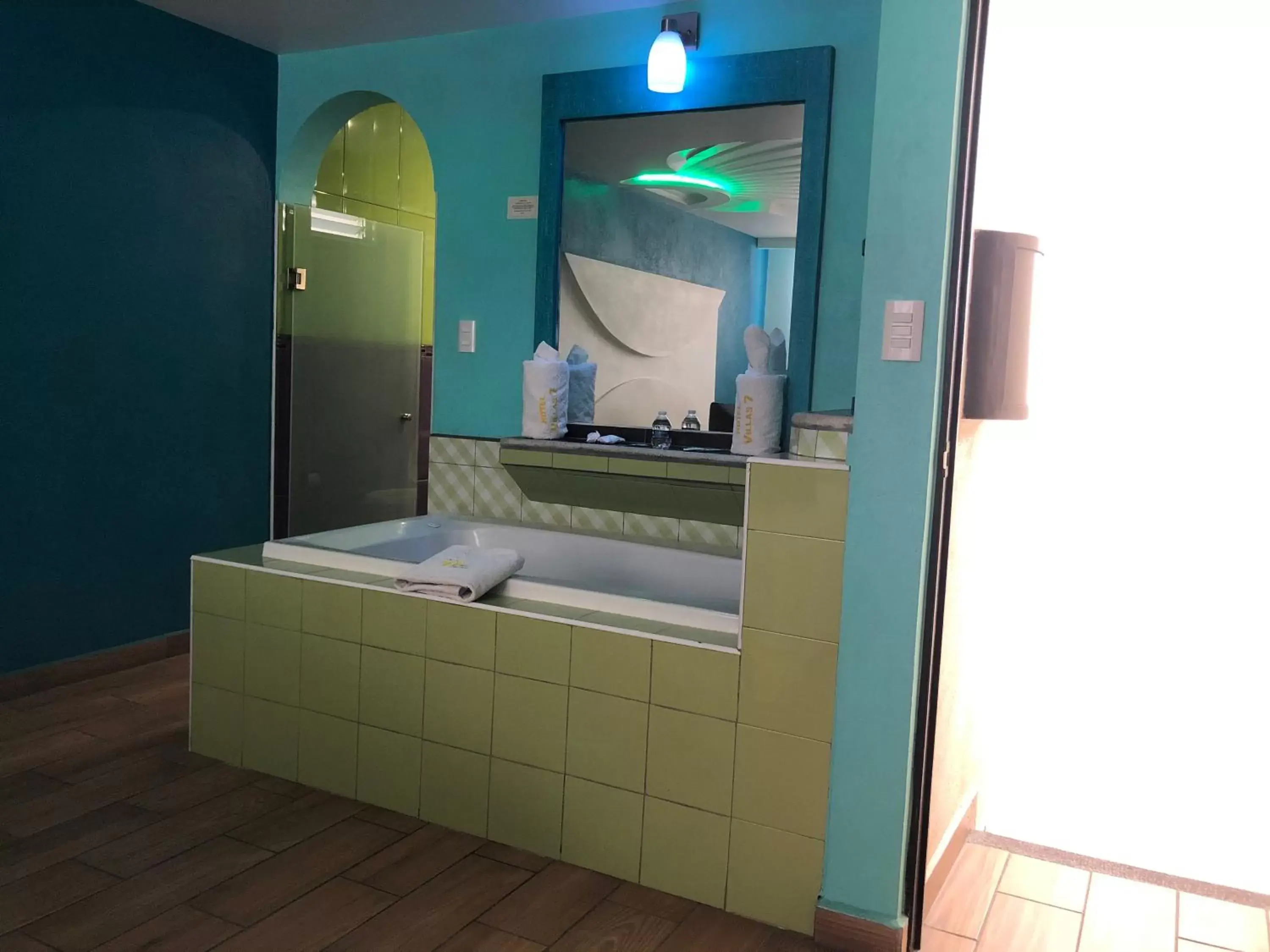 Photo of the whole room, Bathroom in Hotel & Villas 7