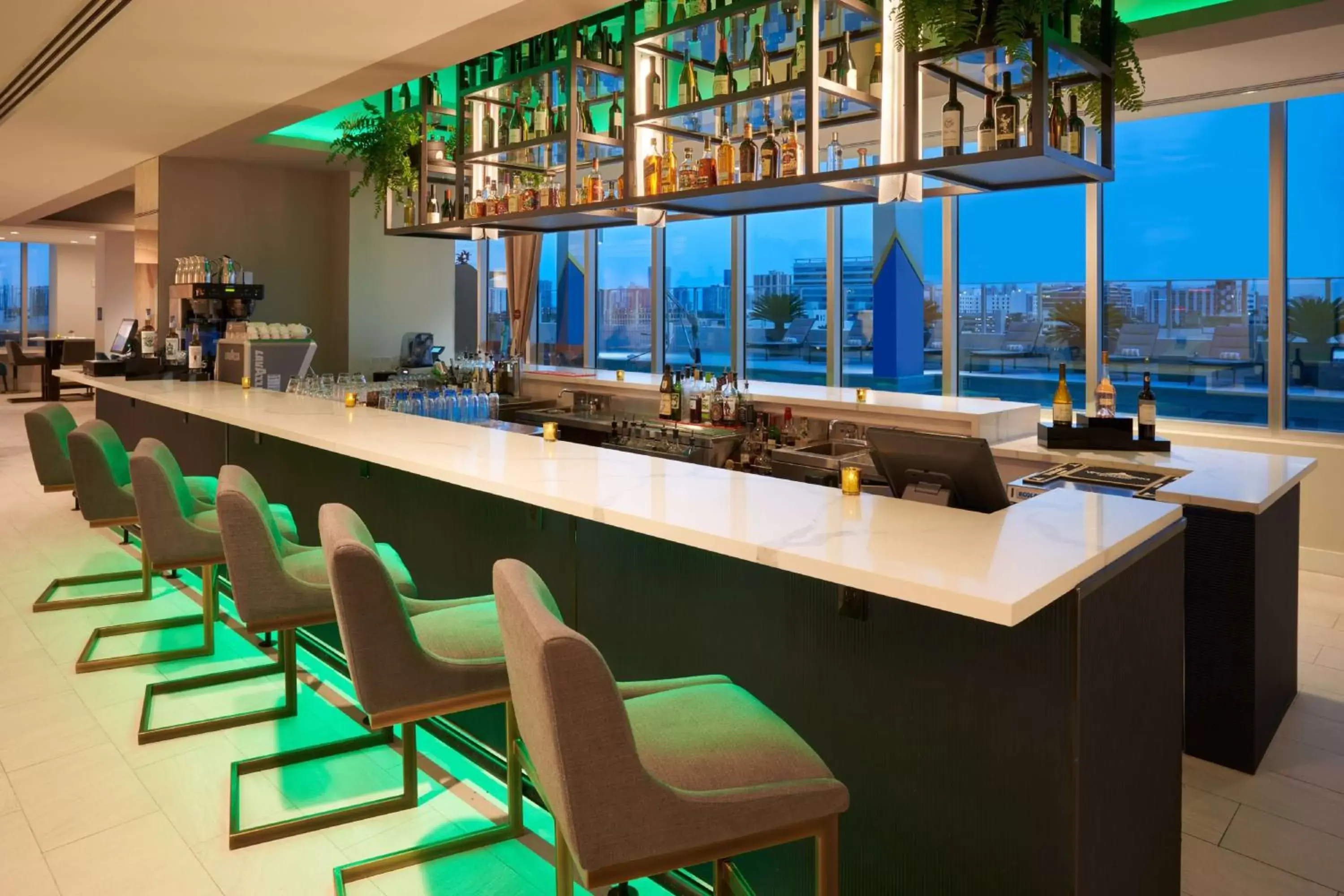 Lounge or bar, Lounge/Bar in SERENA Hotel Aventura Miami, Tapestry Collection by Hilton