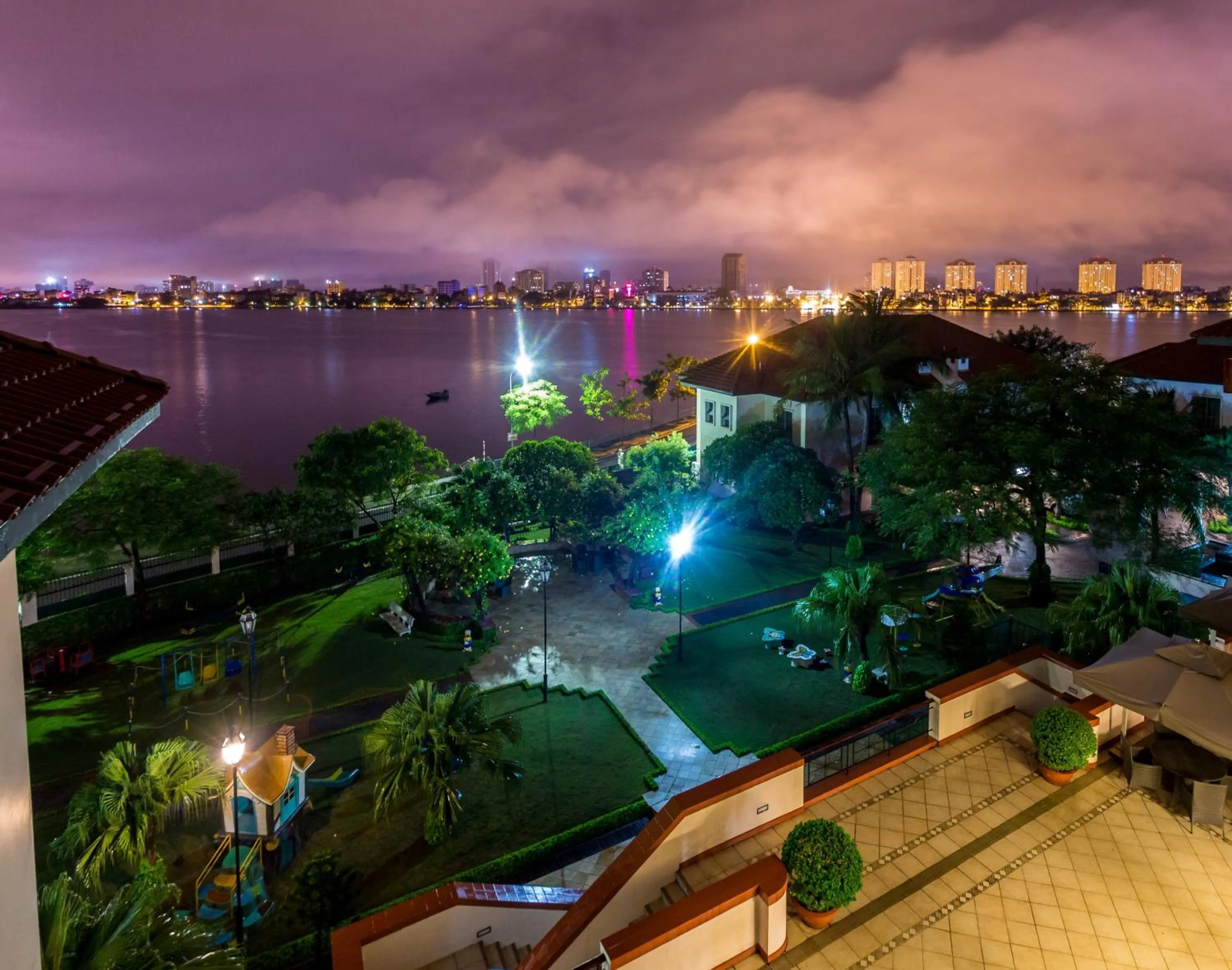 Natural landscape in Diamond Westlake Suites