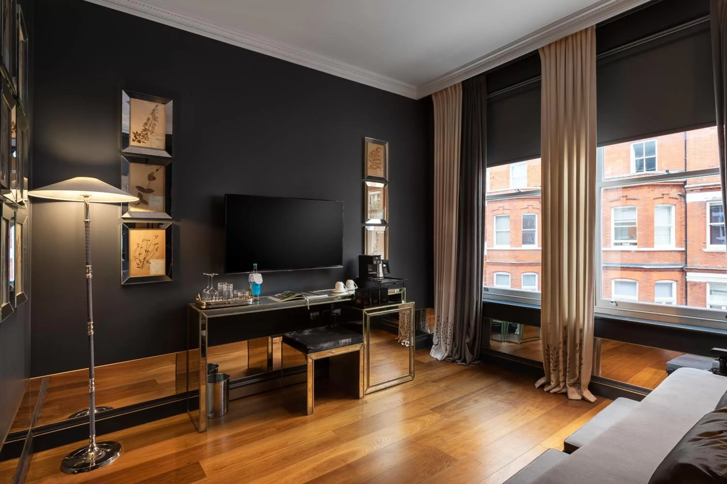 Living room, TV/Entertainment Center in The Franklin London - Starhotels Collezione