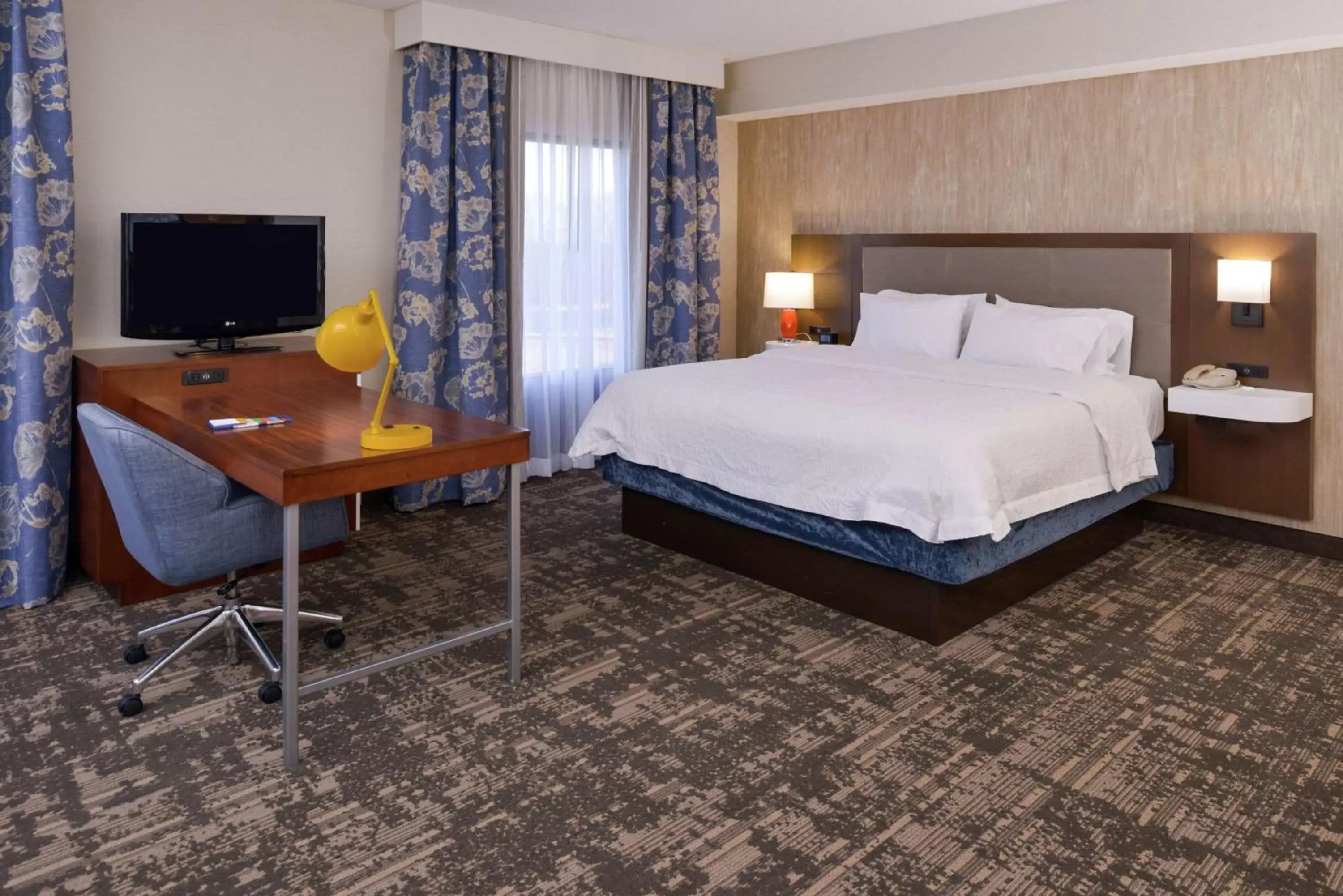 Bedroom, Bed in Hampton Inn & Suites Wilmington