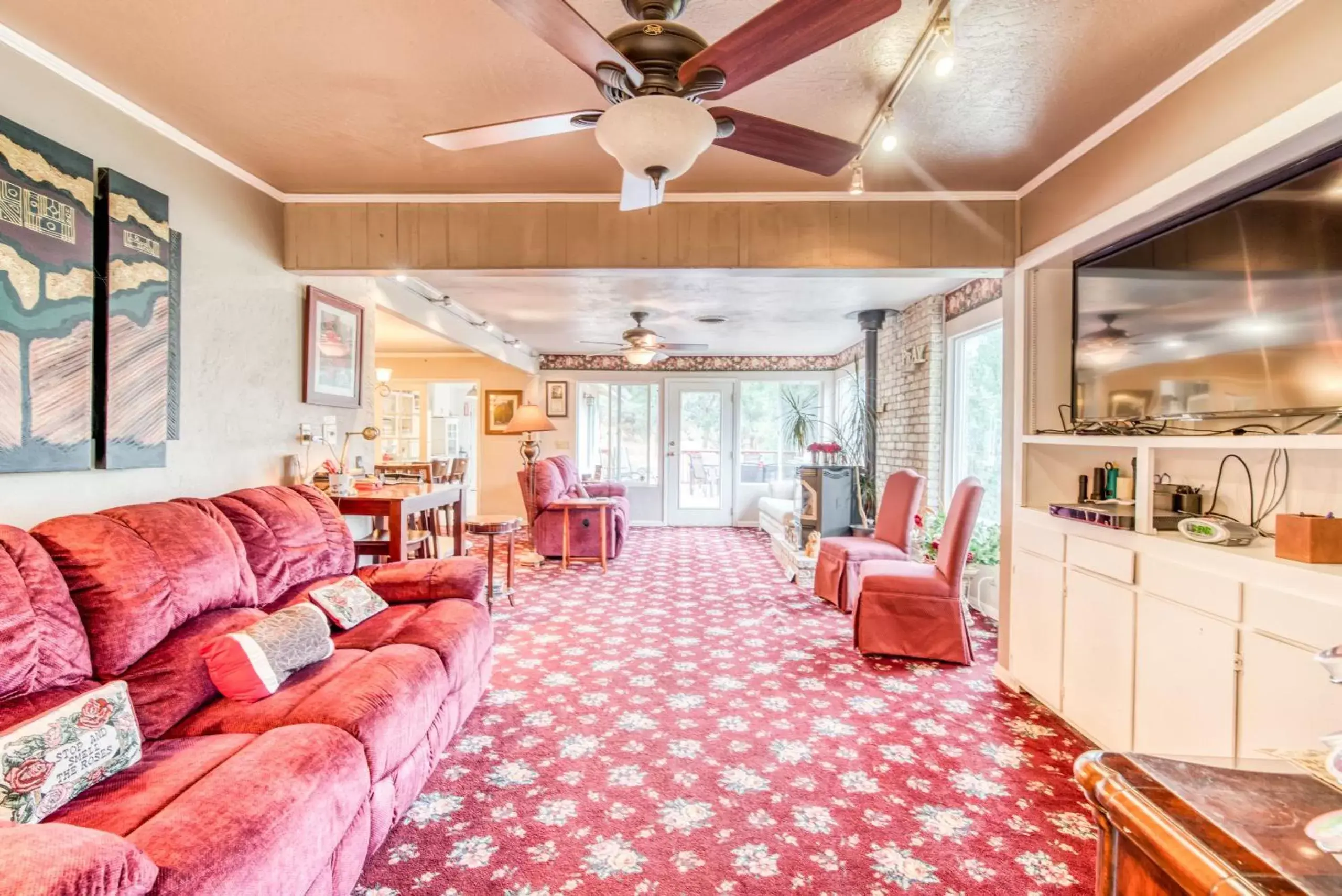 Living room in A Bed of Roses Living room in A Bed of Roses