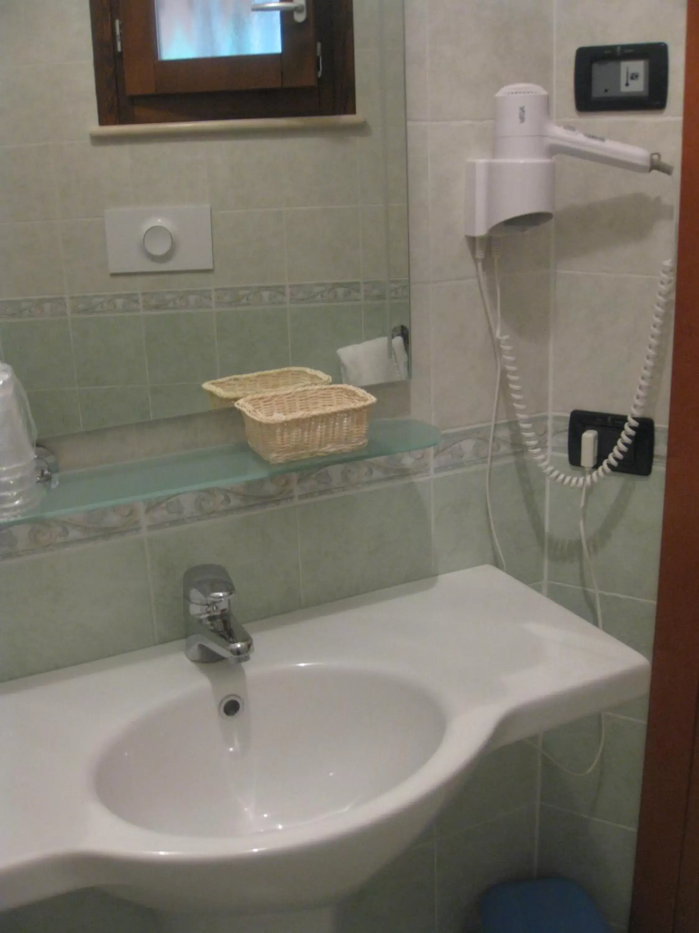 Bathroom in Albergo Giardino