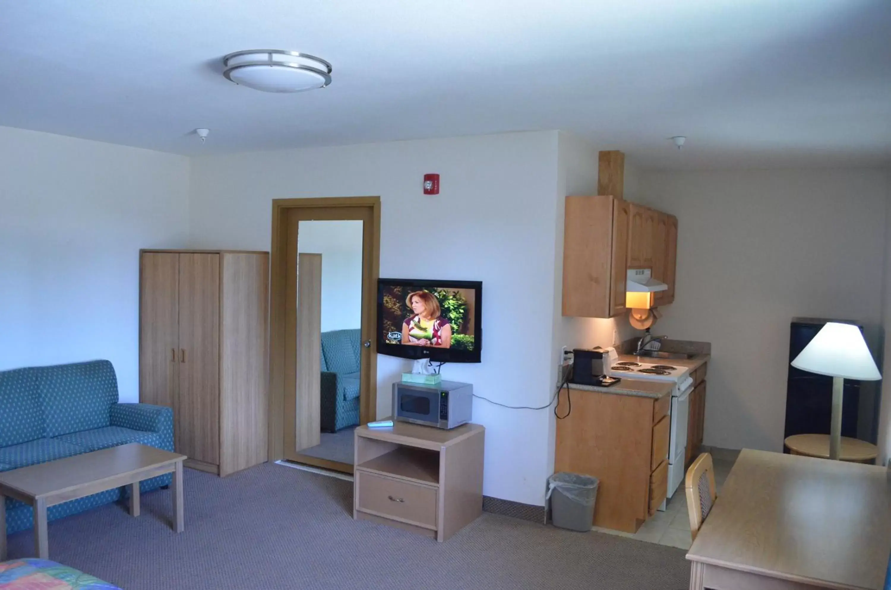 Photo of the whole room, TV/Entertainment Center in Knights Inn Quincy