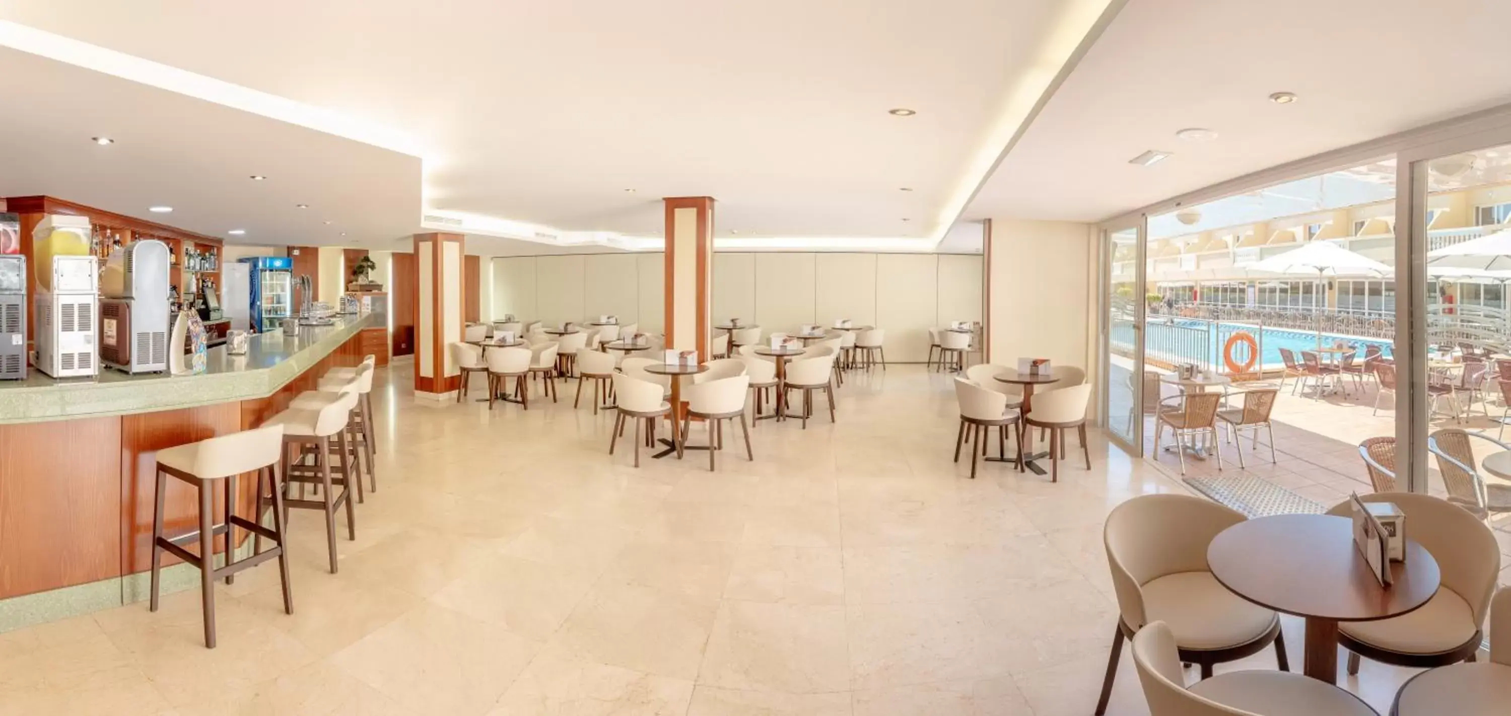 Lounge or bar, Restaurant/Places to Eat in Hotel RH Casablanca Suites
