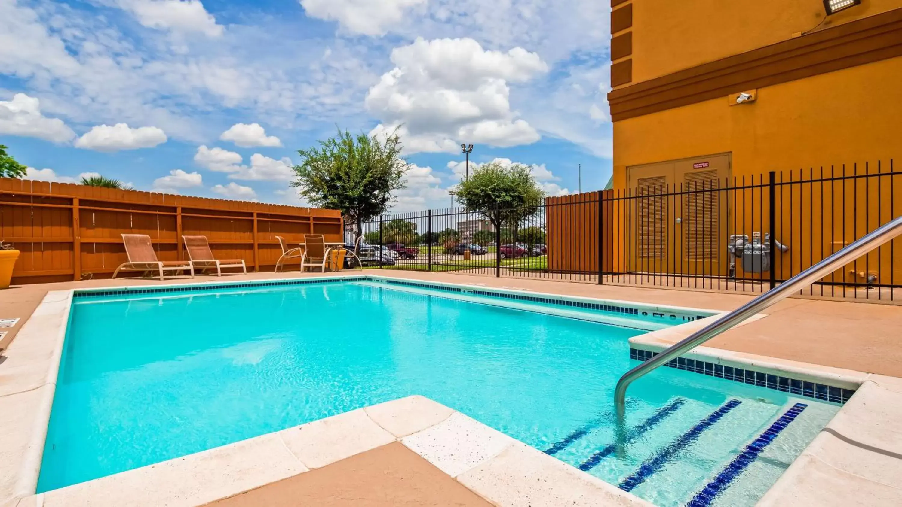 On site, Swimming Pool in Best Western PLUS Hobby Airport Inn and Suites