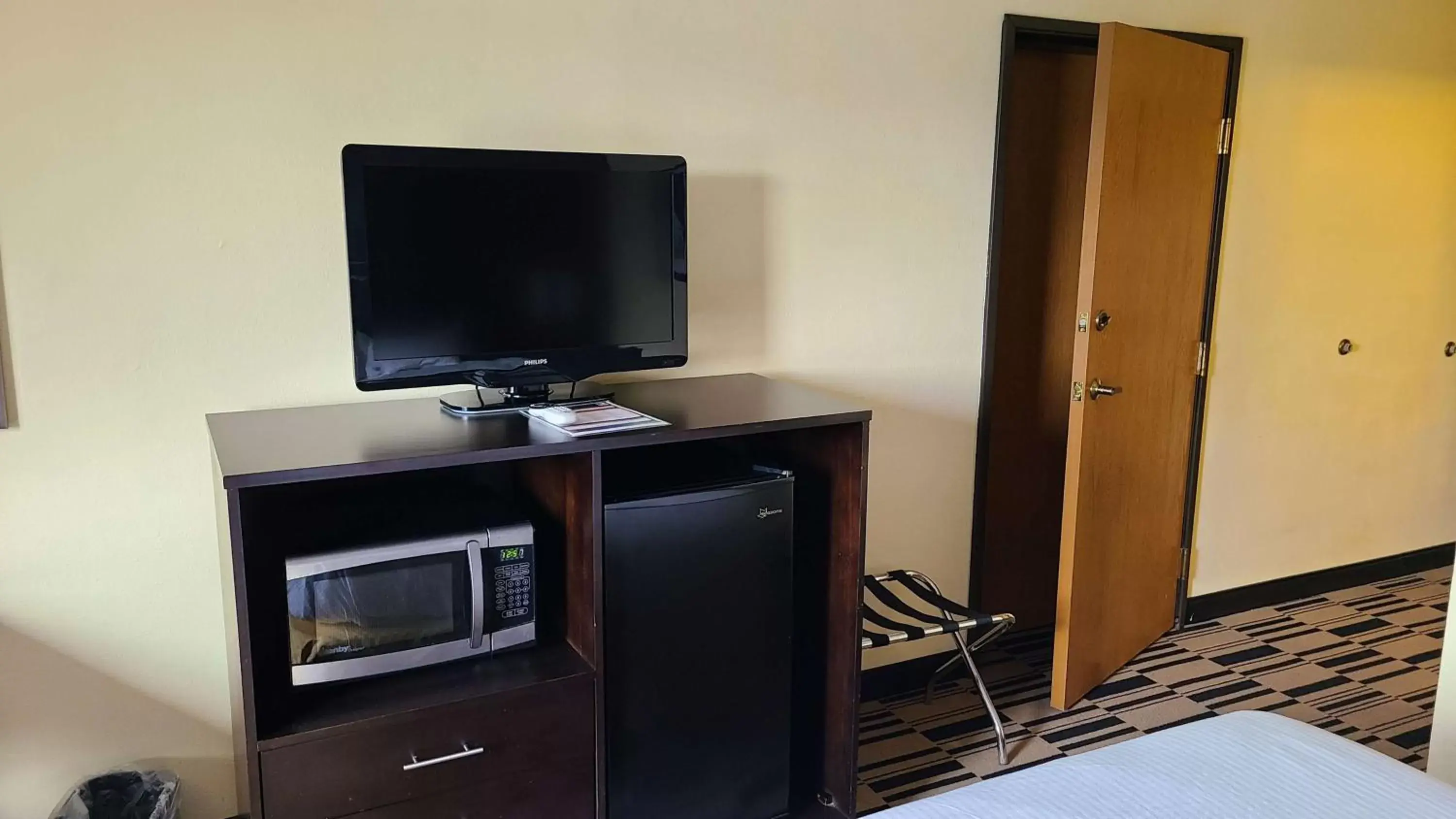 Photo of the whole room, TV/Entertainment Center in Best Western Shippensburg