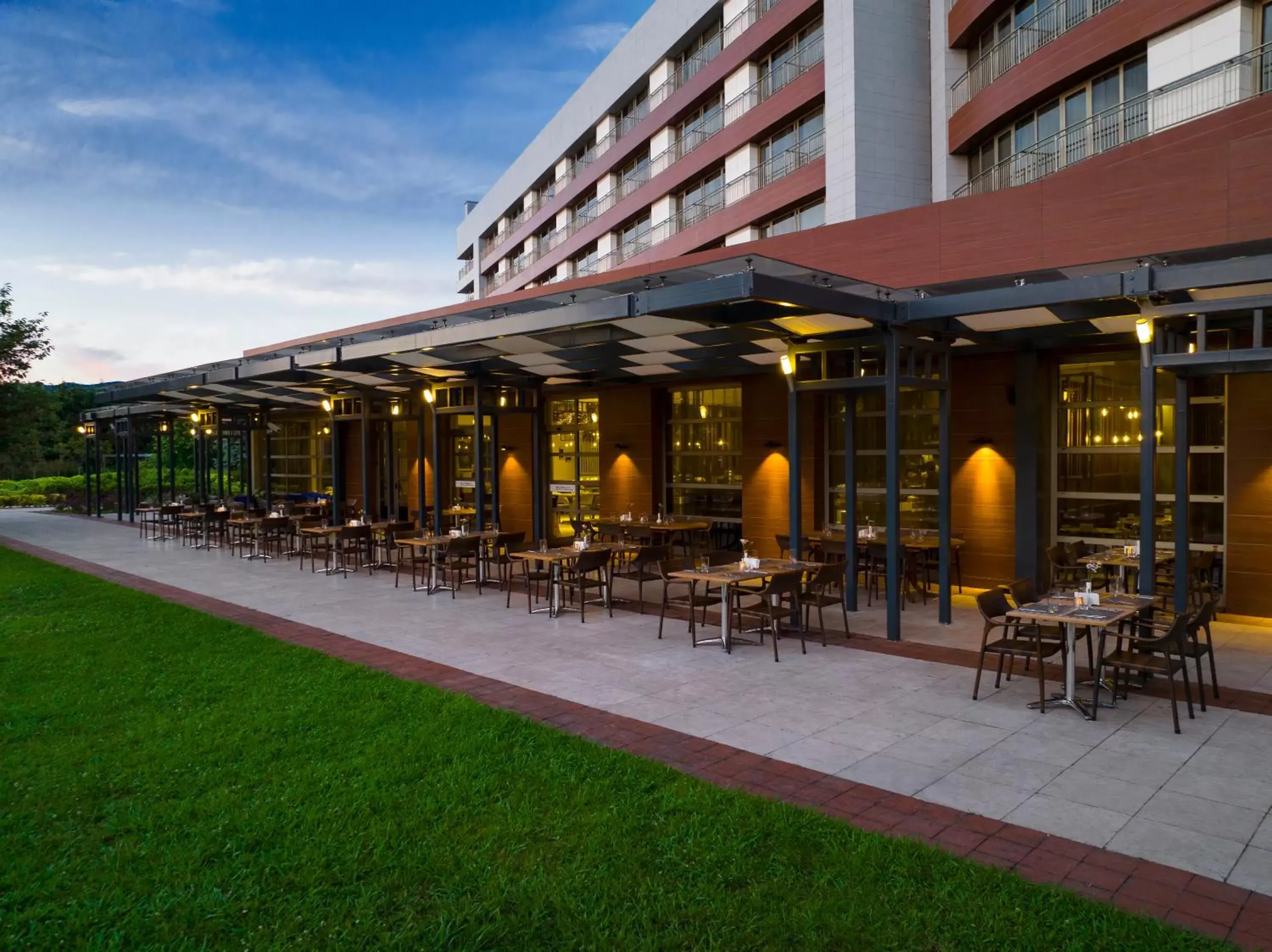 Patio, Restaurant/Places to Eat in Novotel Trabzon