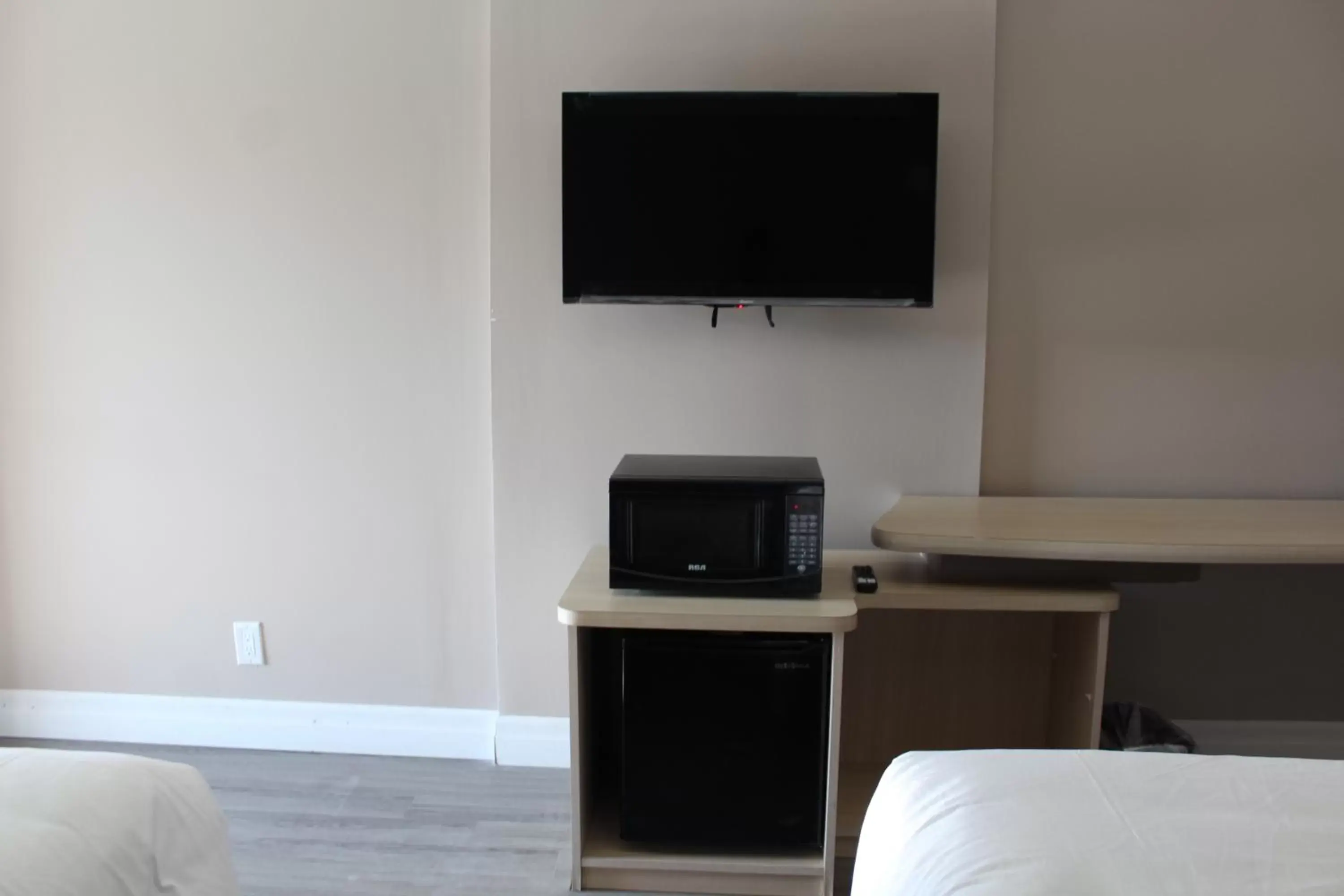 TV and multimedia, TV/Entertainment Center in Super 8 by Wyndham Niagara Falls ON