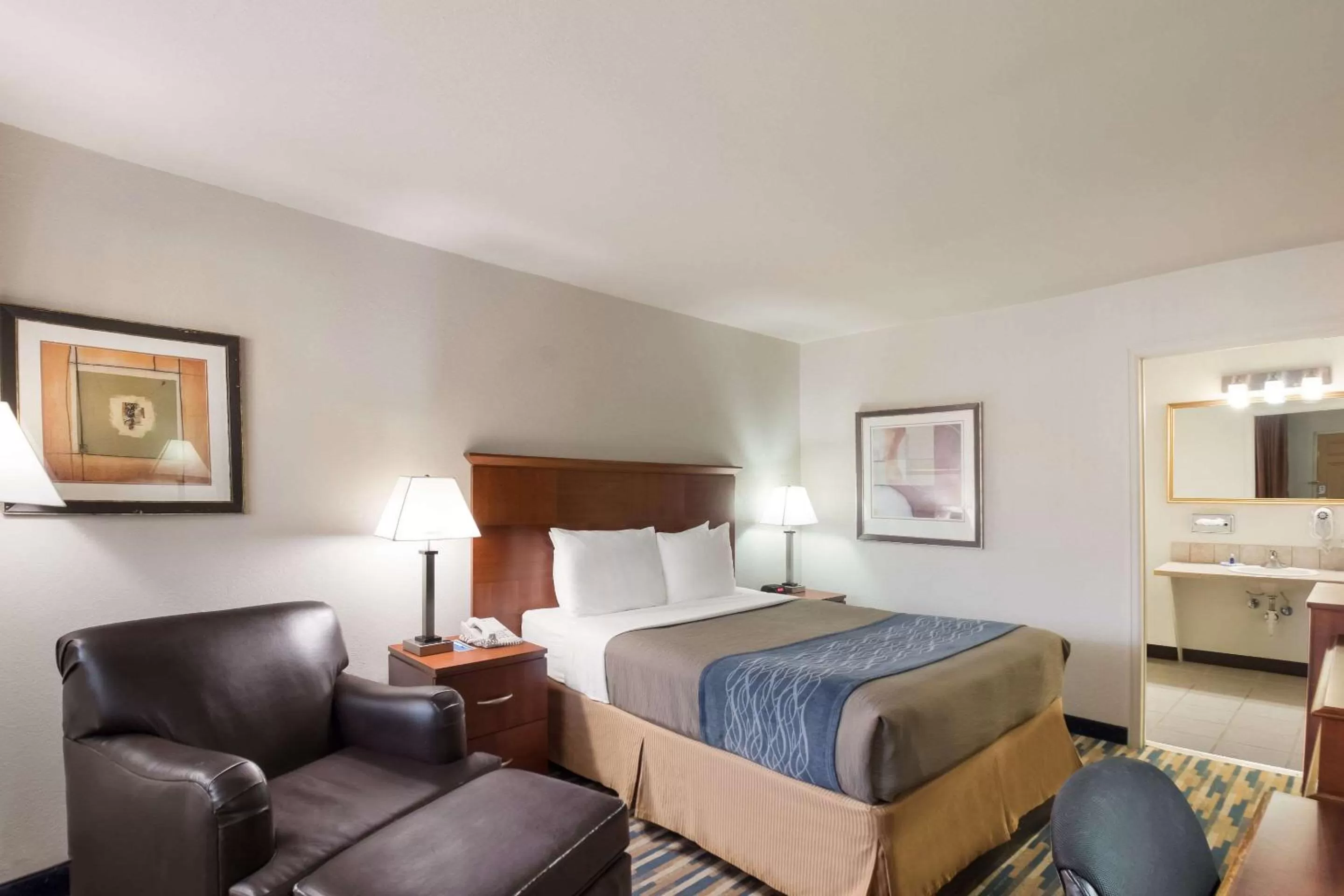 Bedroom, Bed in Rodeway Inn Fort Morgan