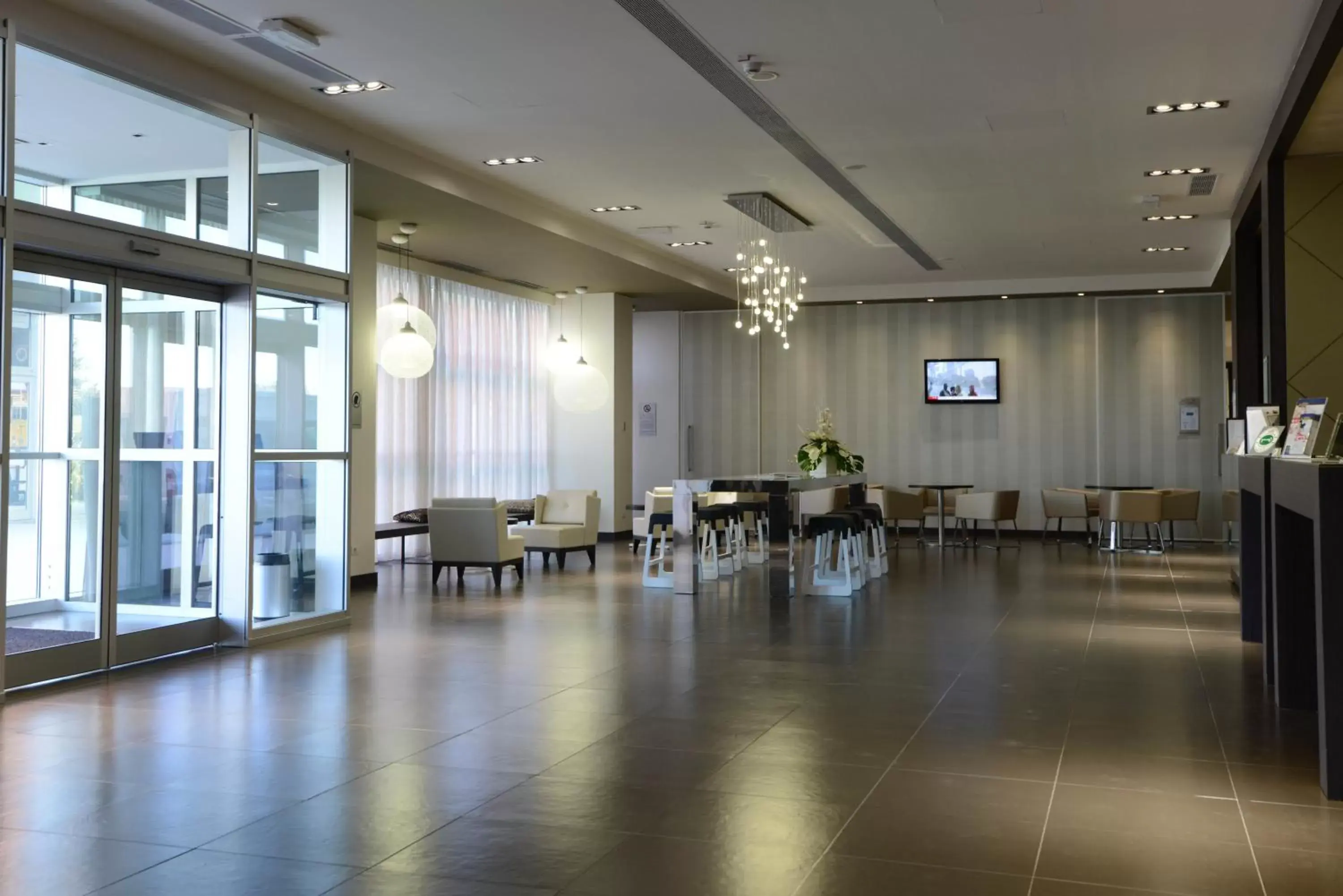 Lobby or reception, Restaurant/Places to Eat in Best Western Premier CHC Airport