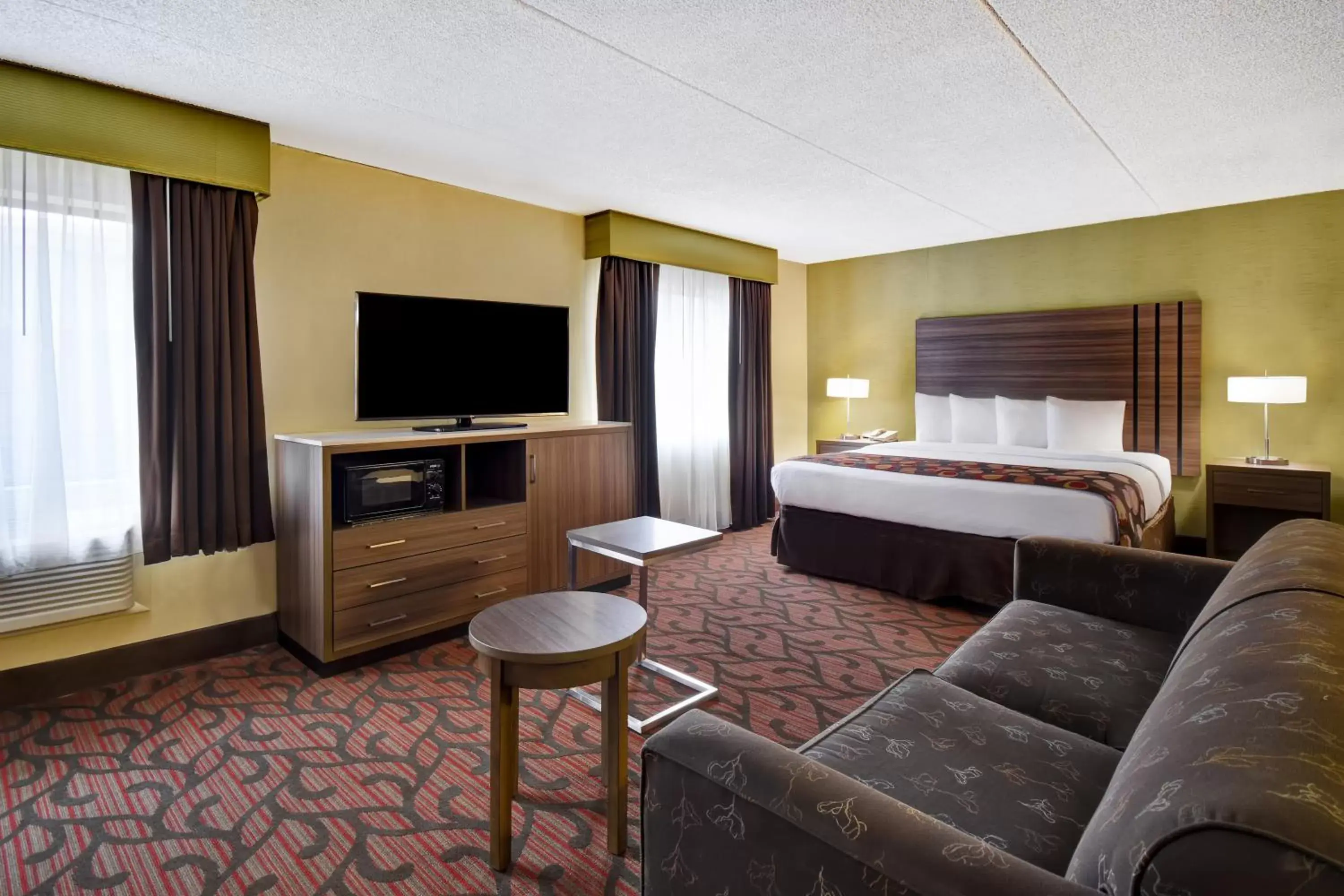 Photo of the whole room, TV/Entertainment Center in Best Western Rochester Marketplace Inn
