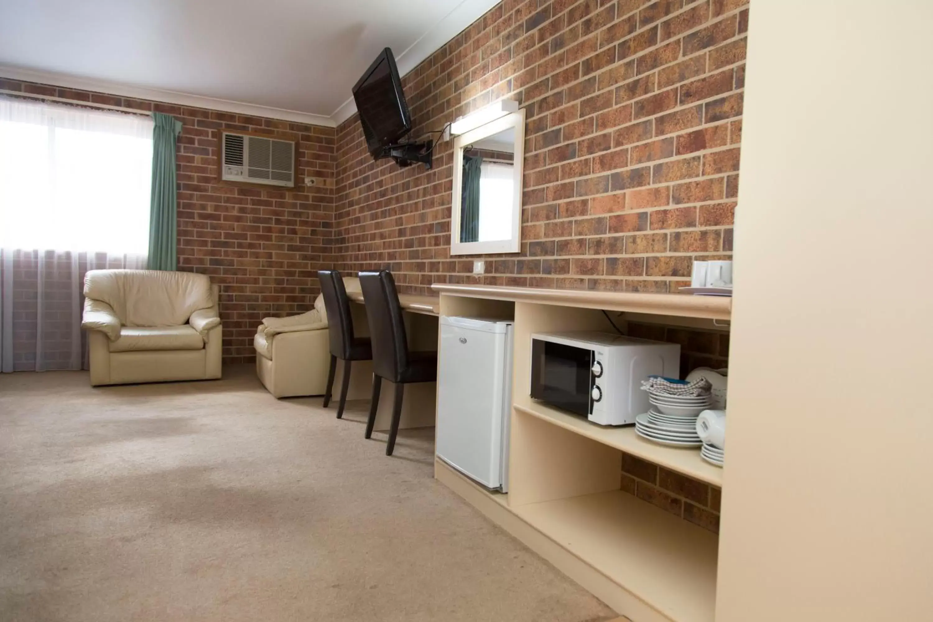 Photo of the whole room, Kitchen/Kitchenette in A Line Motel